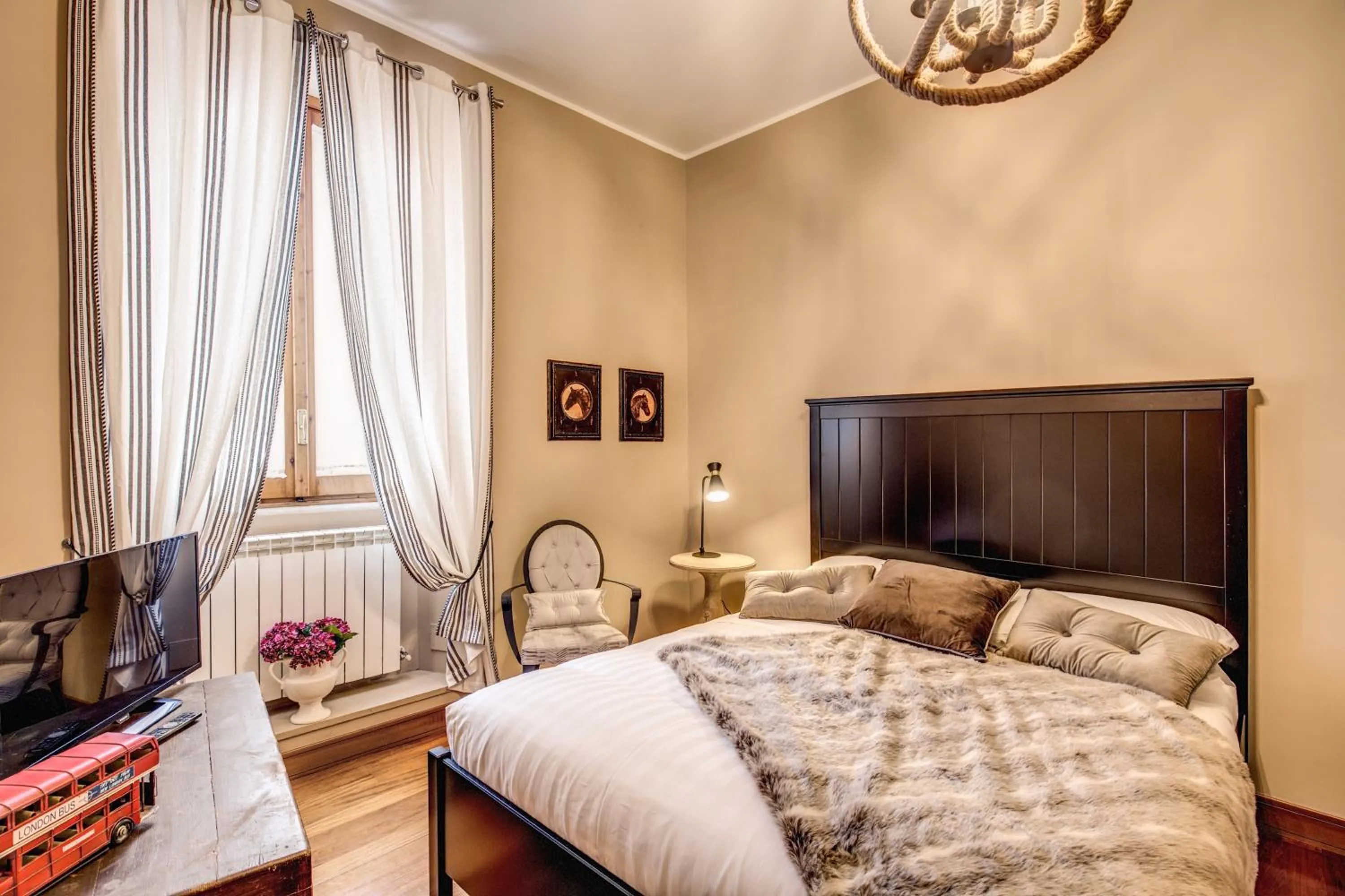 Bedroom, Bed in Spanish Steps Miracle Suite