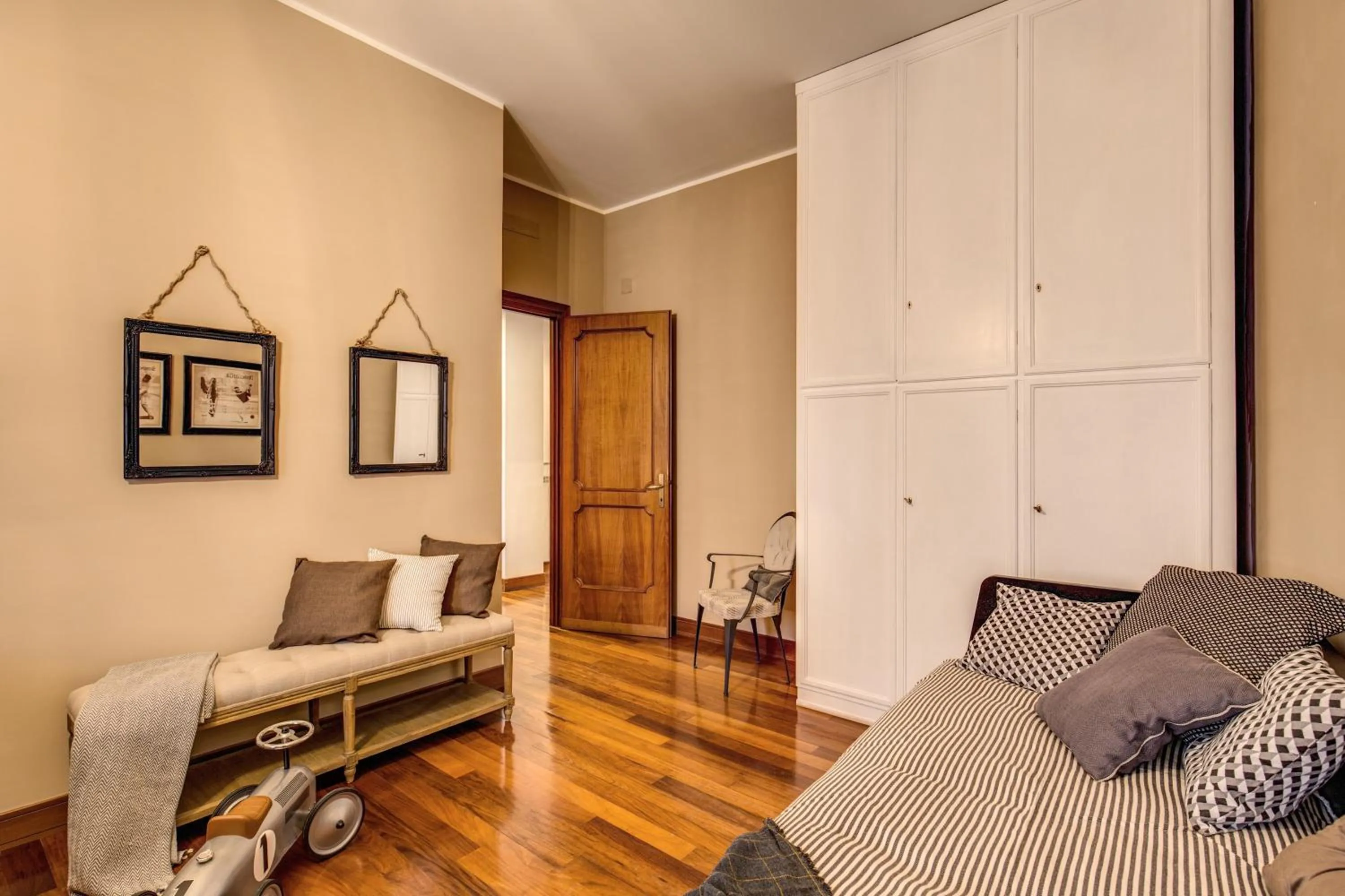 Bedroom, Bed in Spanish Steps Miracle Suite