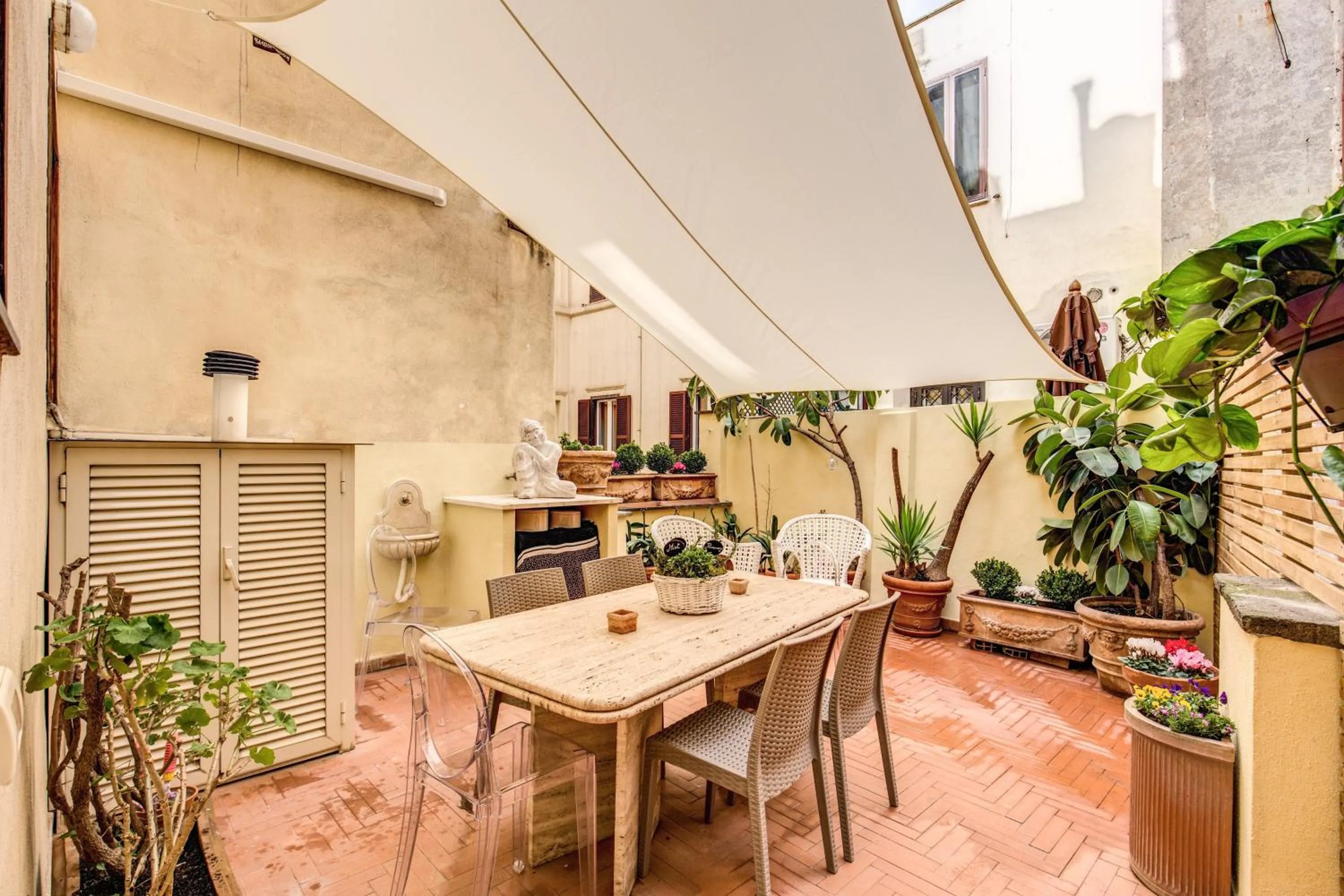 Patio in Spanish Steps Miracle Suite