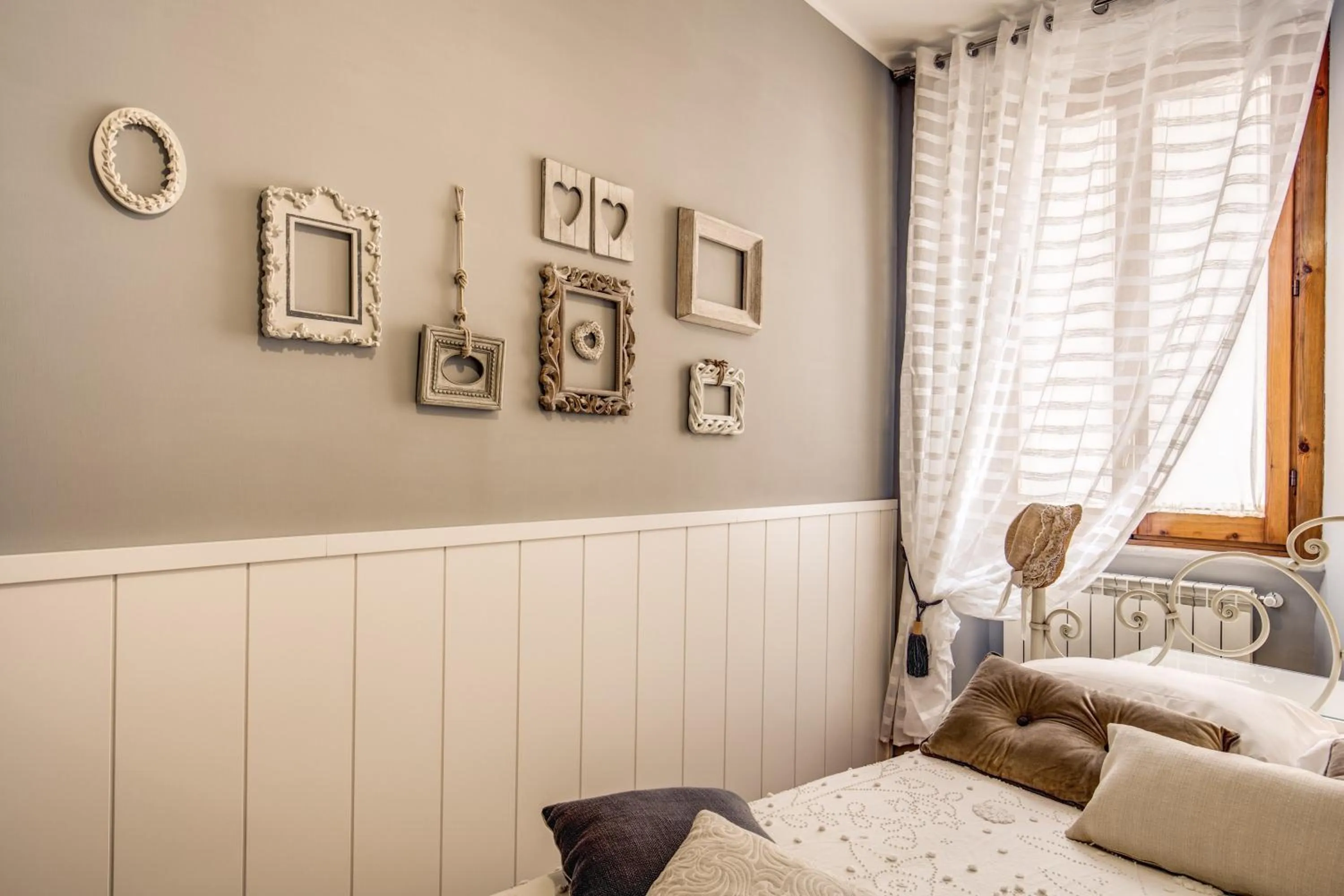 Decorative detail in Spanish Steps Miracle Suite