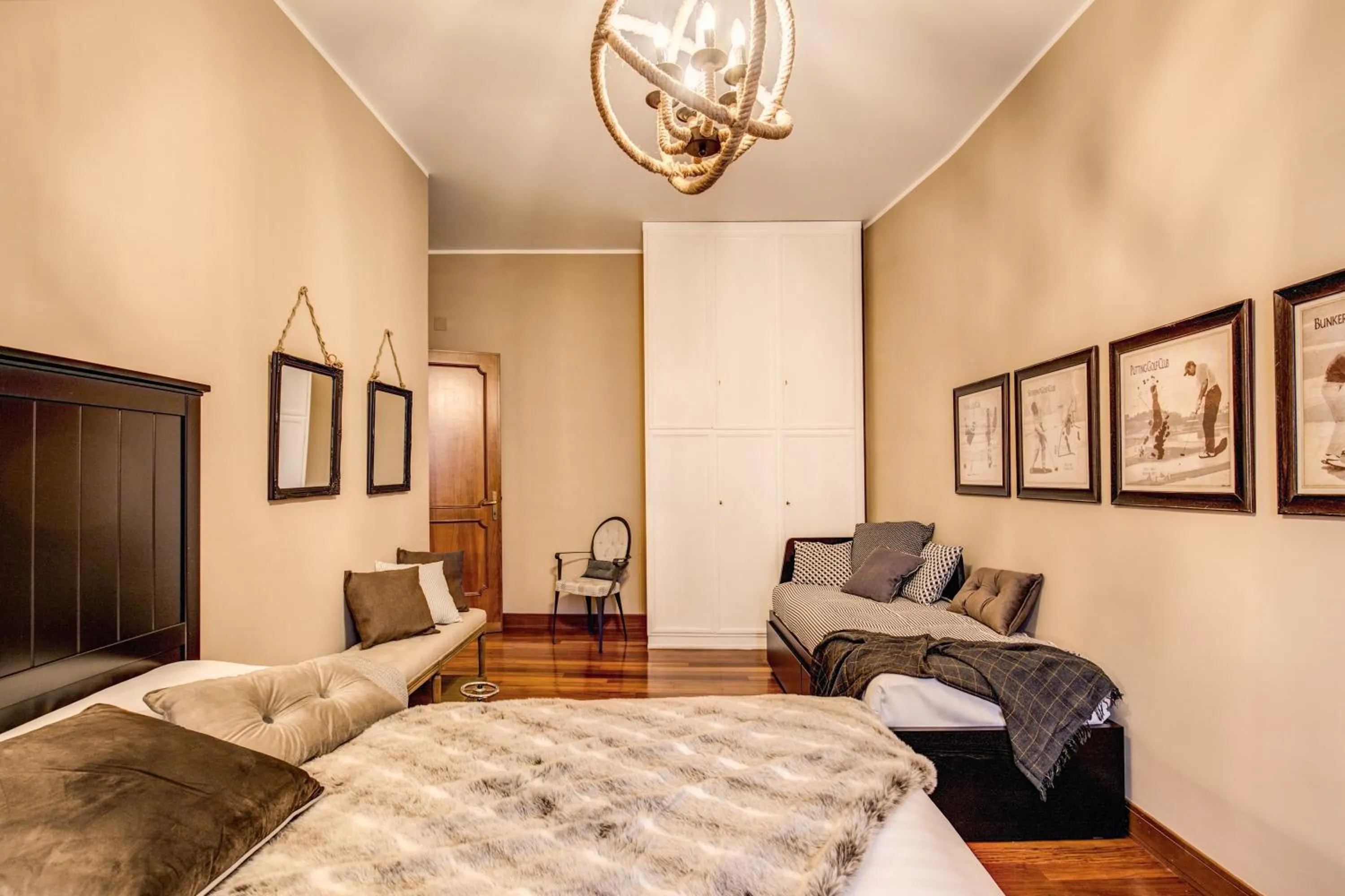 Photo of the whole room, Bed in Spanish Steps Miracle Suite