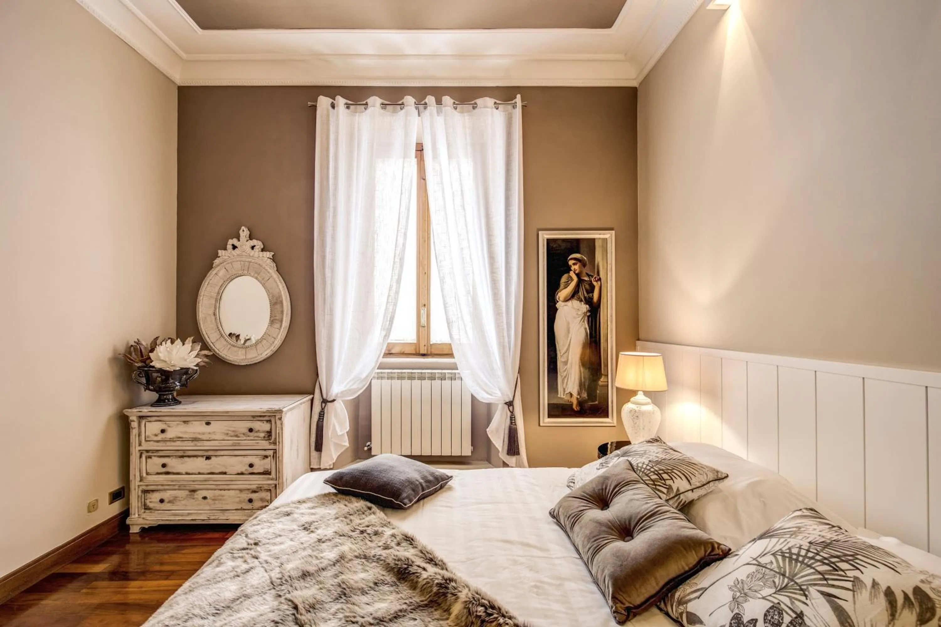 Bedroom, Bed in Spanish Steps Miracle Suite