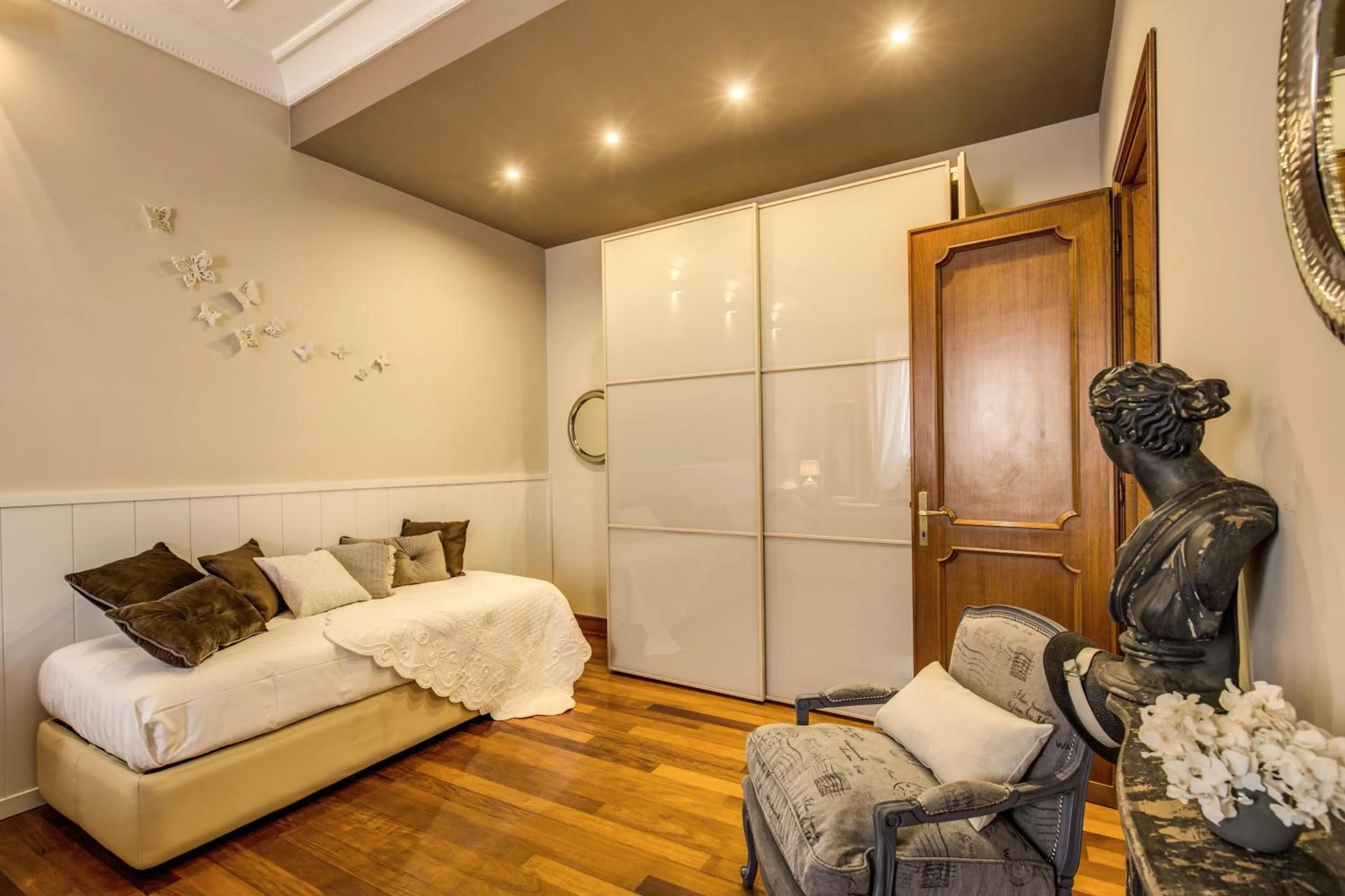 Photo of the whole room, Bed in Spanish Steps Miracle Suite