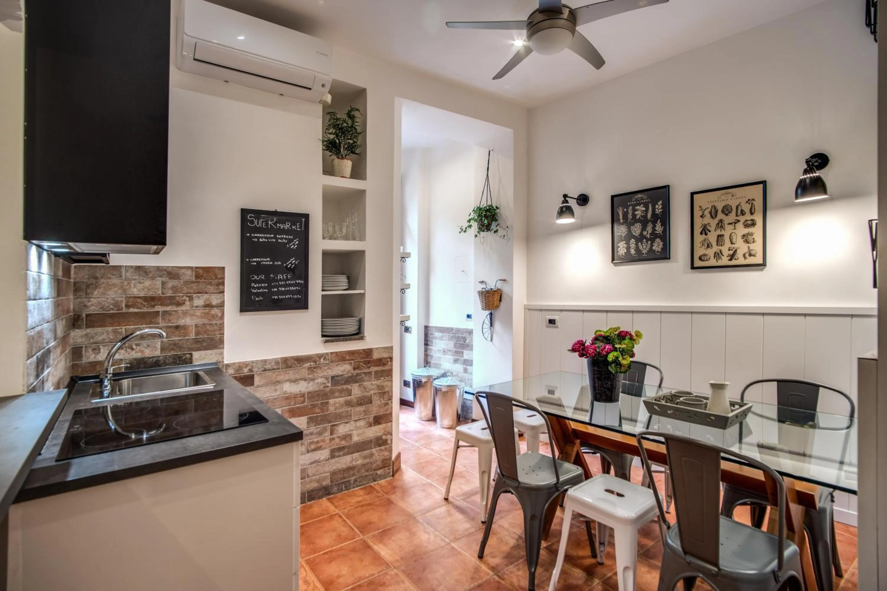Dining area in Spanish Steps Miracle Suite