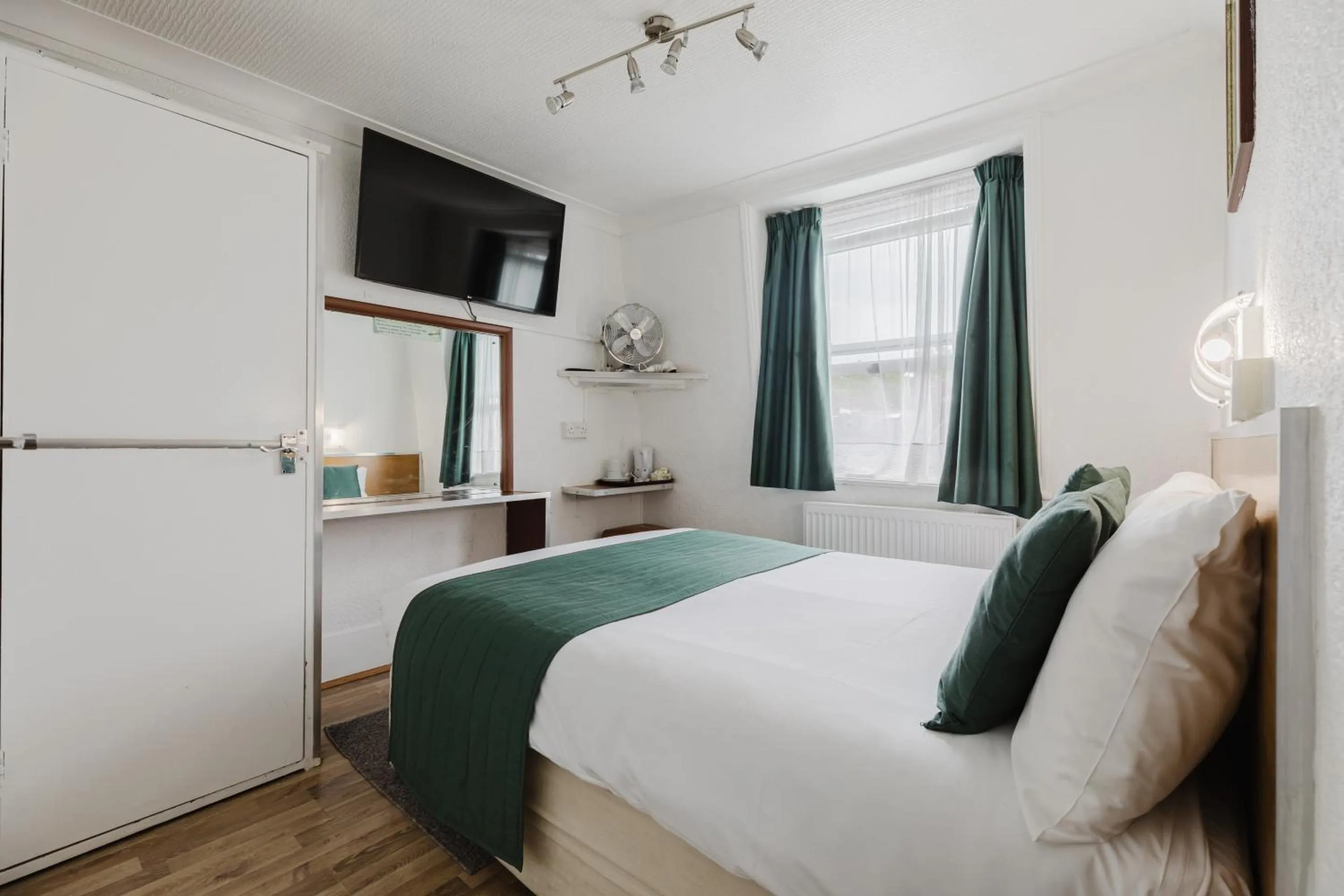 Bedroom, Bed in The Chapter Hotels - Falcon Hotel