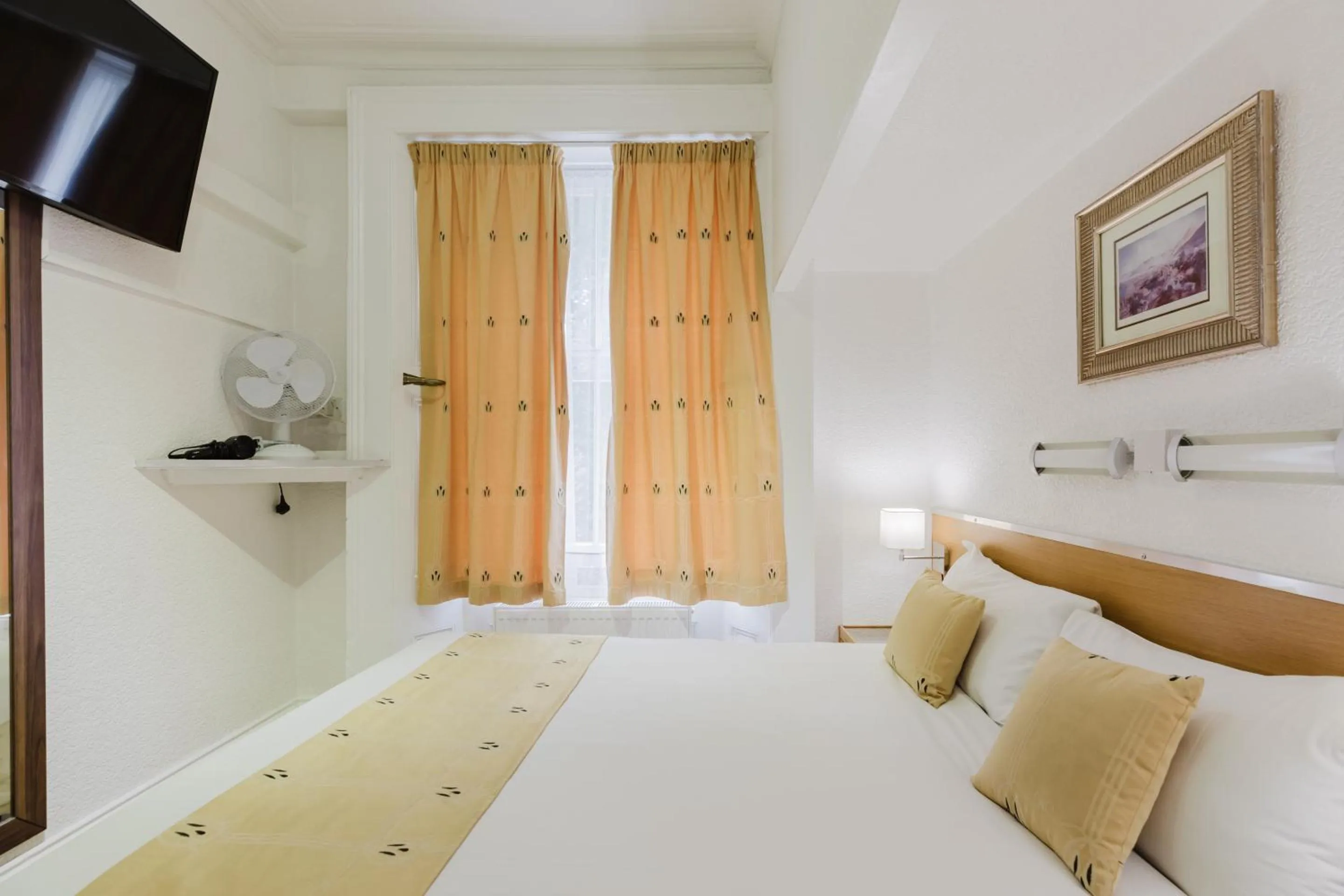 Bedroom, Bed in The Chapter Hotels - Falcon Hotel