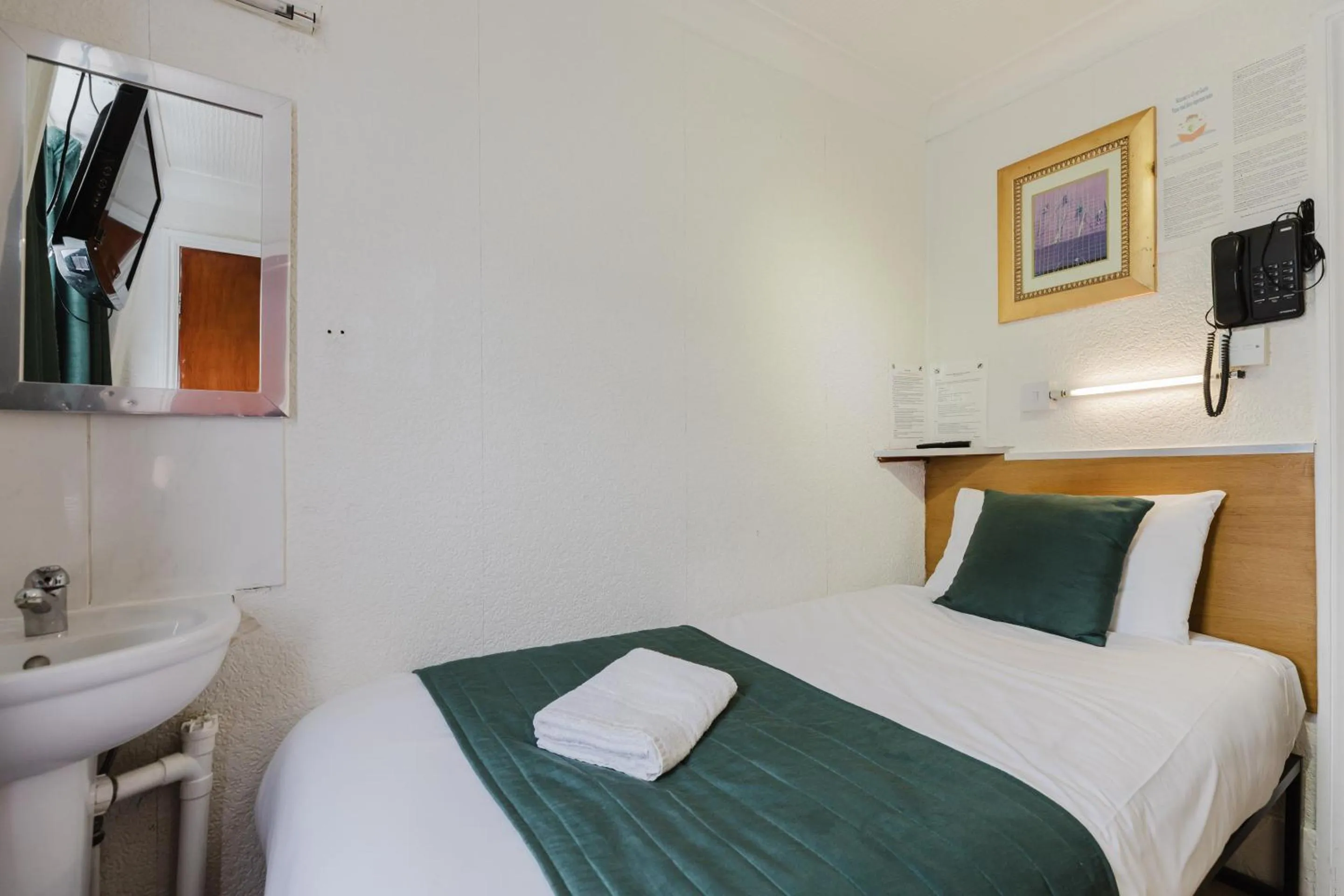 Bedroom, Bed in The Chapter Hotels - Falcon Hotel