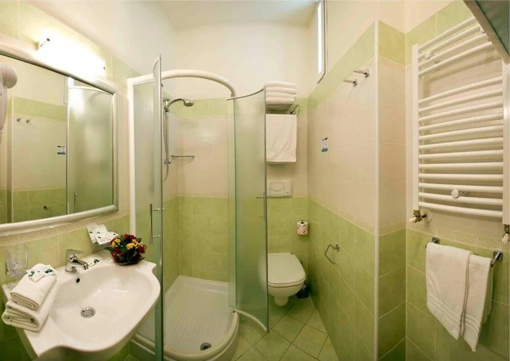 Shower in Hotel Plaza