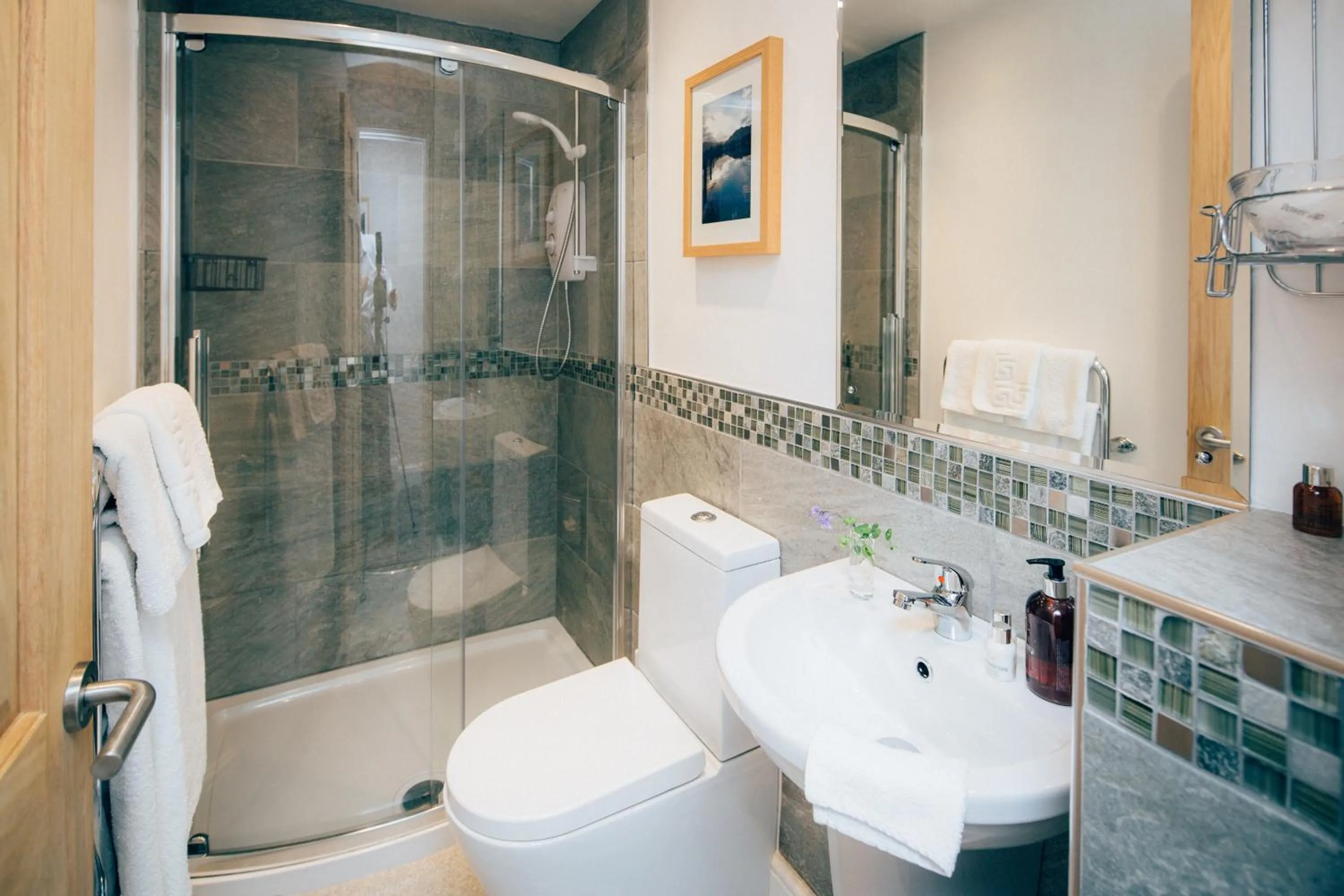 Shower in 1863 Restaurant with Rooms