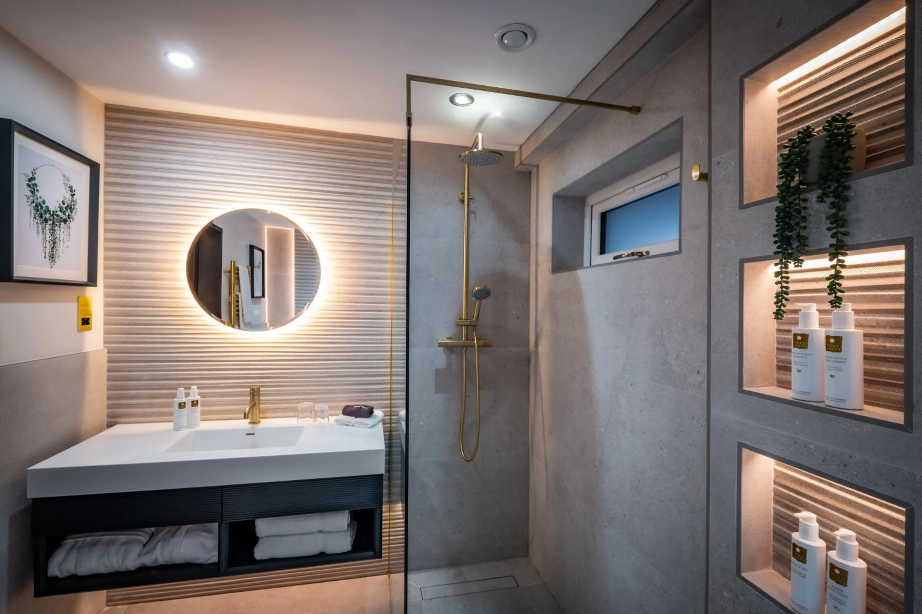 Shower in 1863 Restaurant with Rooms