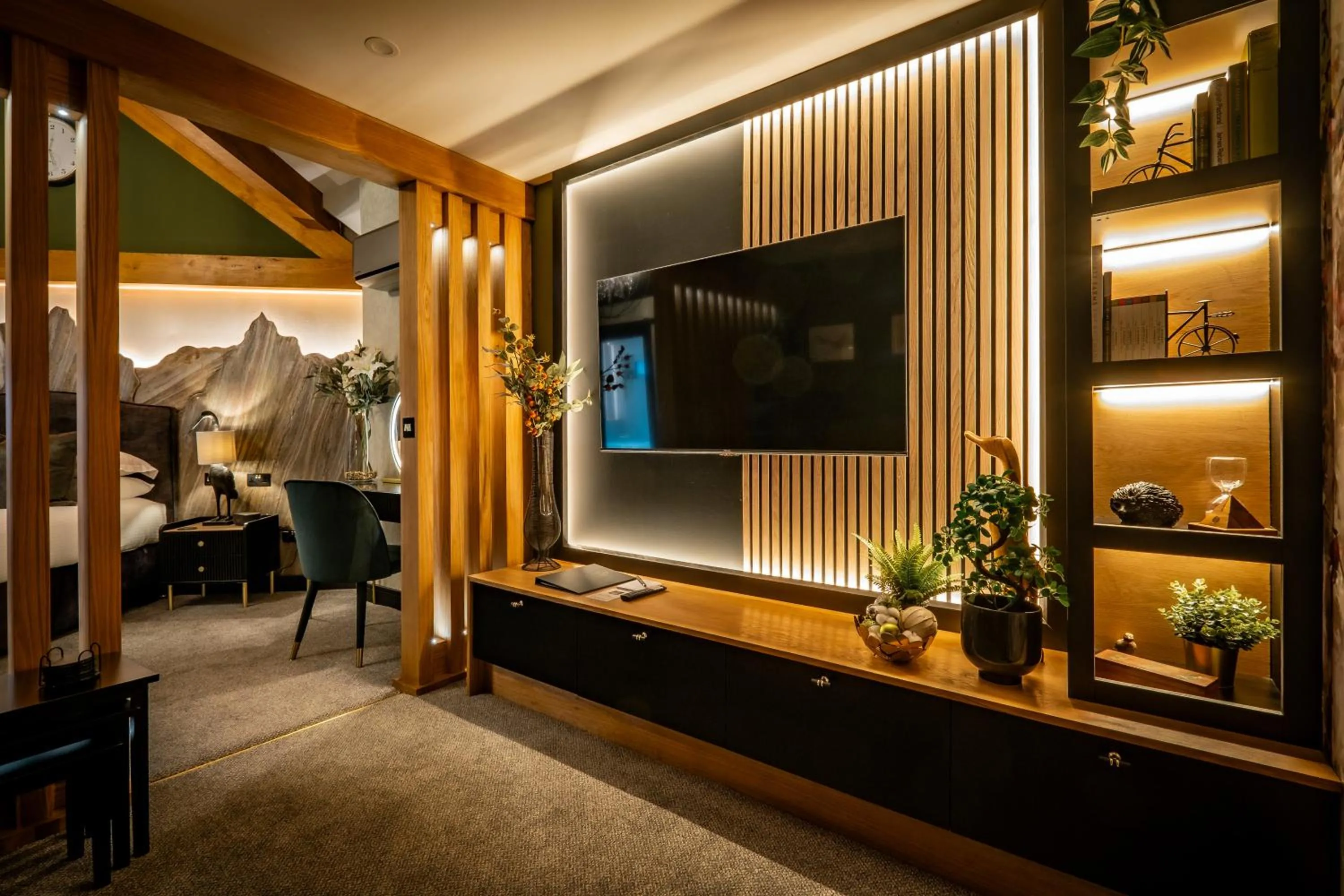 TV and multimedia in 1863 Restaurant with Rooms