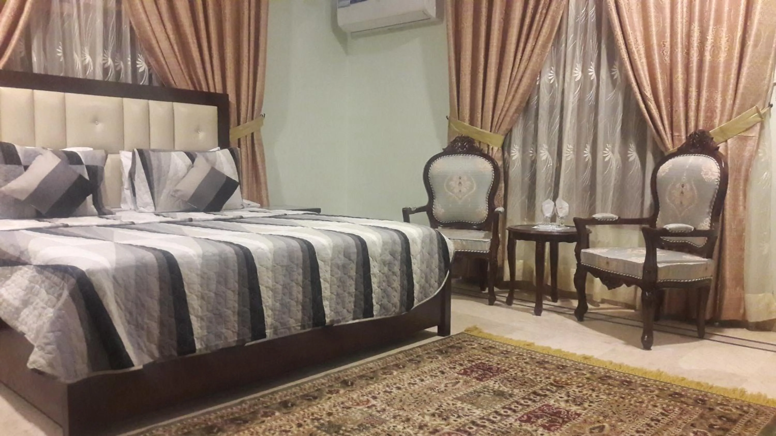 Bedroom, Bed in Hotel Seven 7