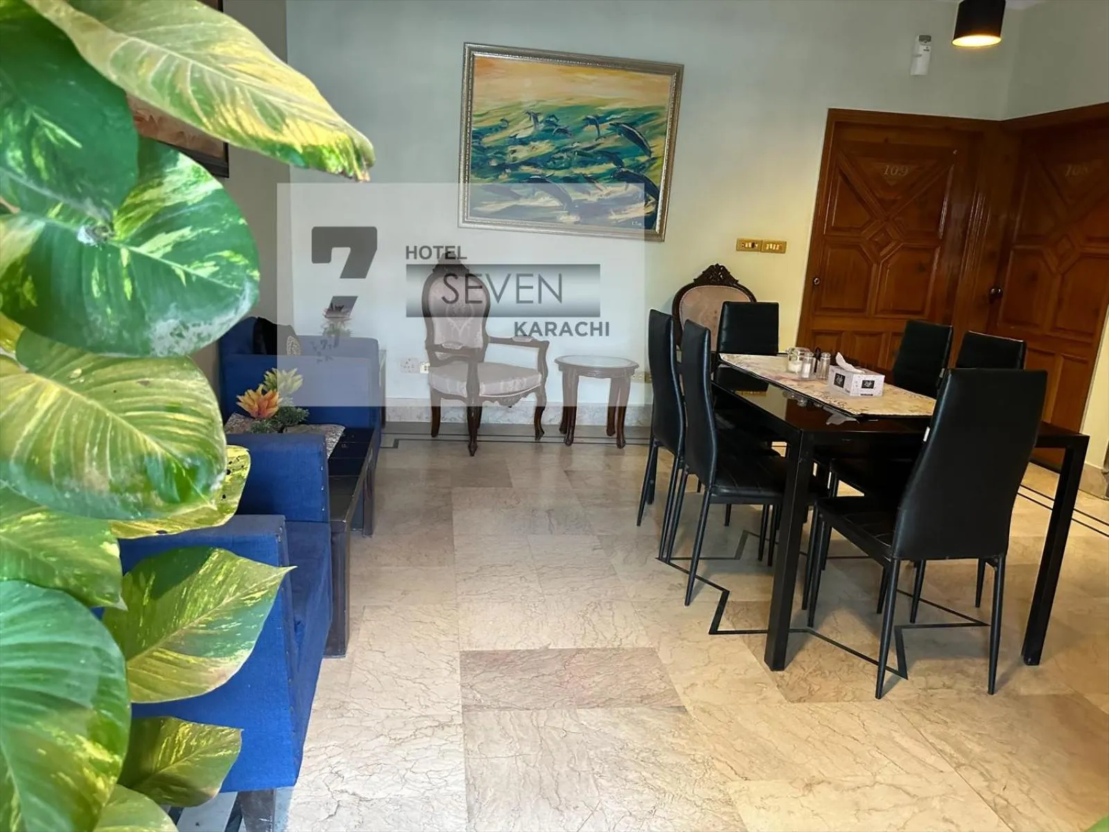 Restaurant/places to eat in Hotel Seven 7