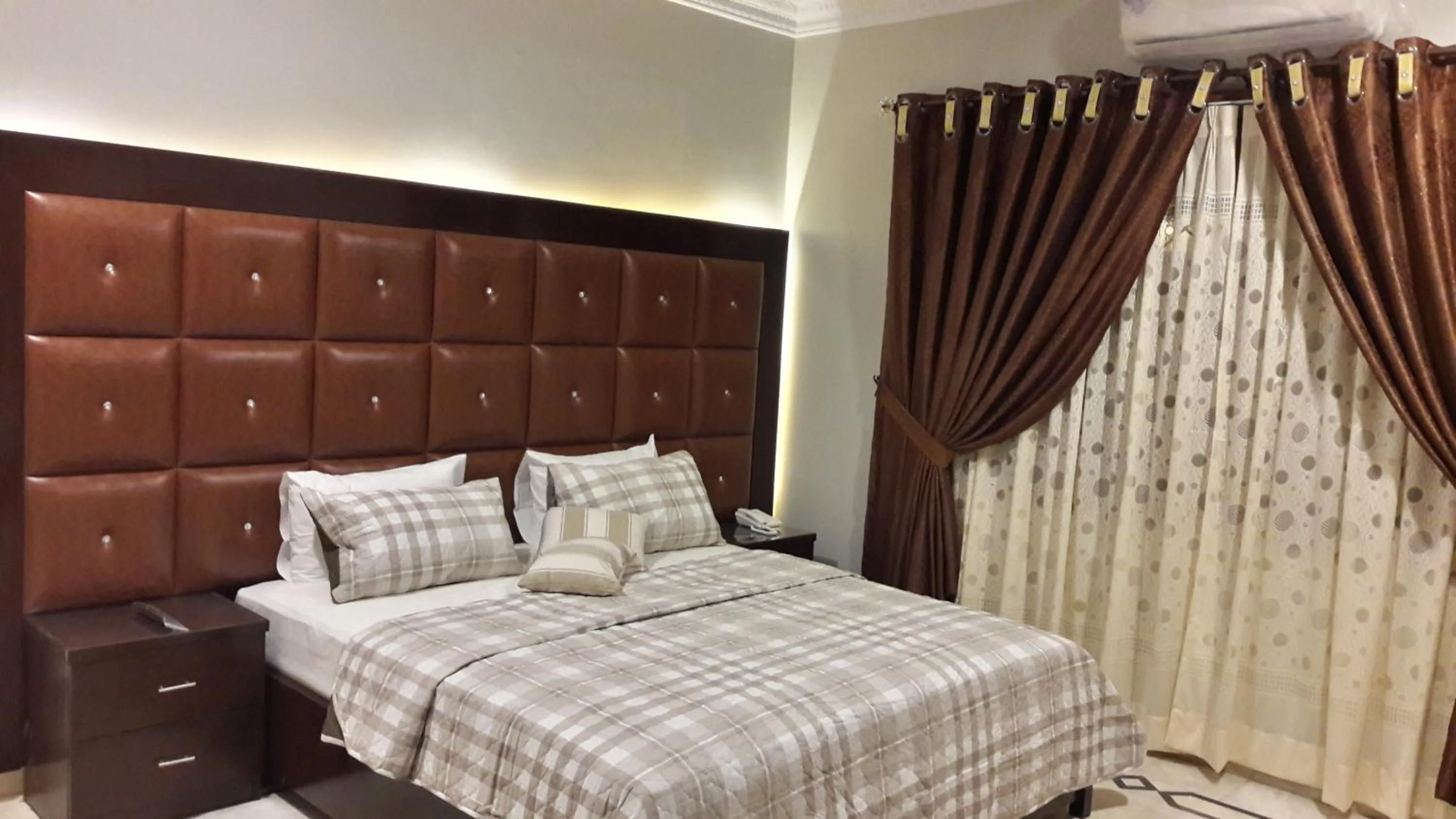 Bedroom, Bed in Hotel Seven 7