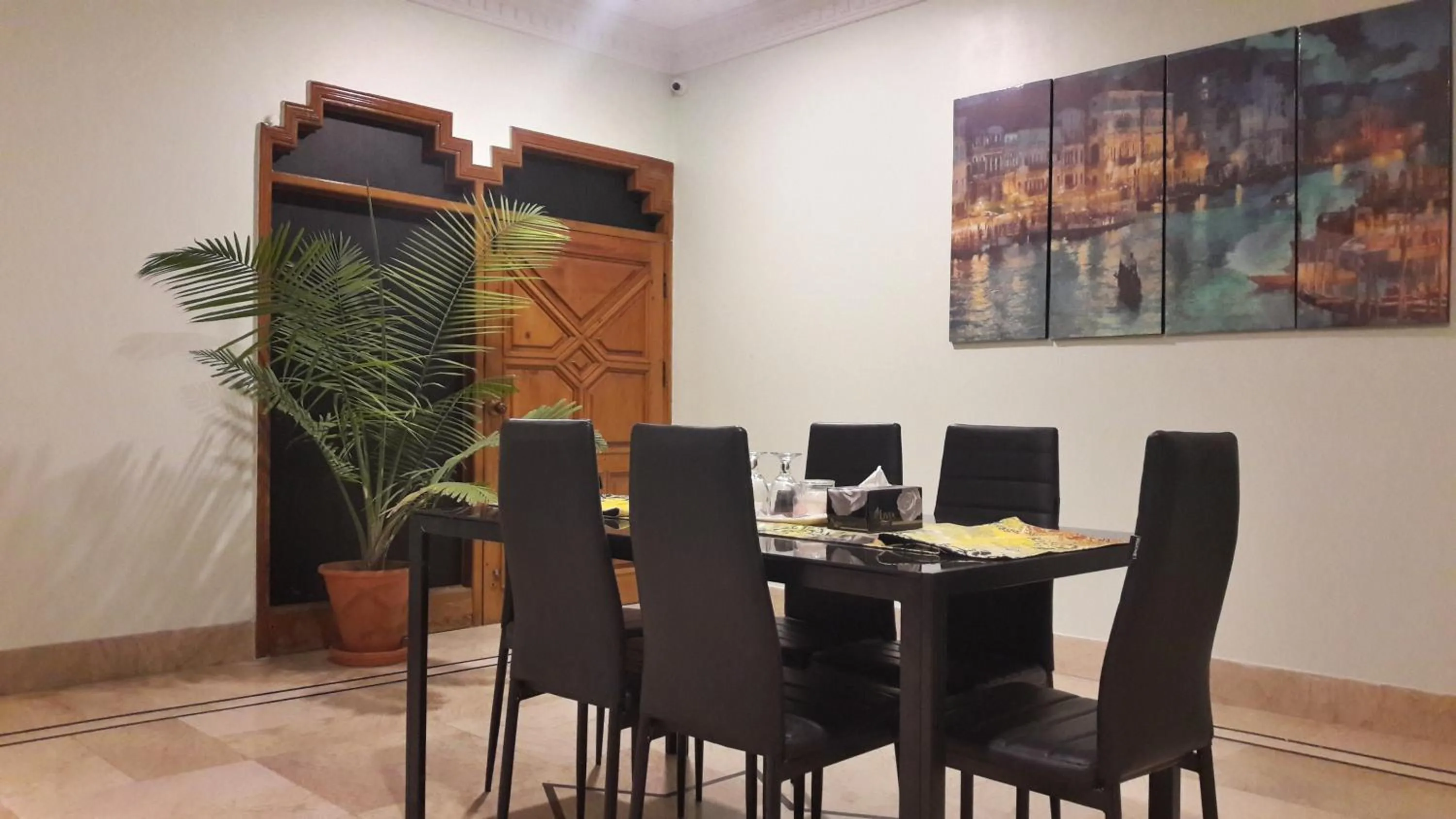 Restaurant/places to eat in Hotel Seven 7