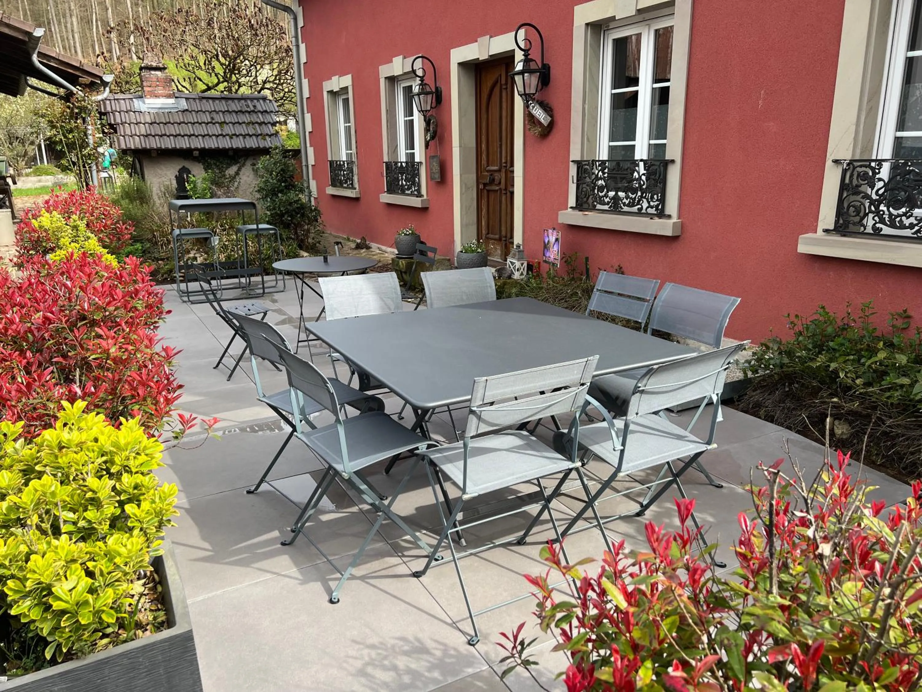 Patio in Logis Hôtel DOMAINE du MOULIN
