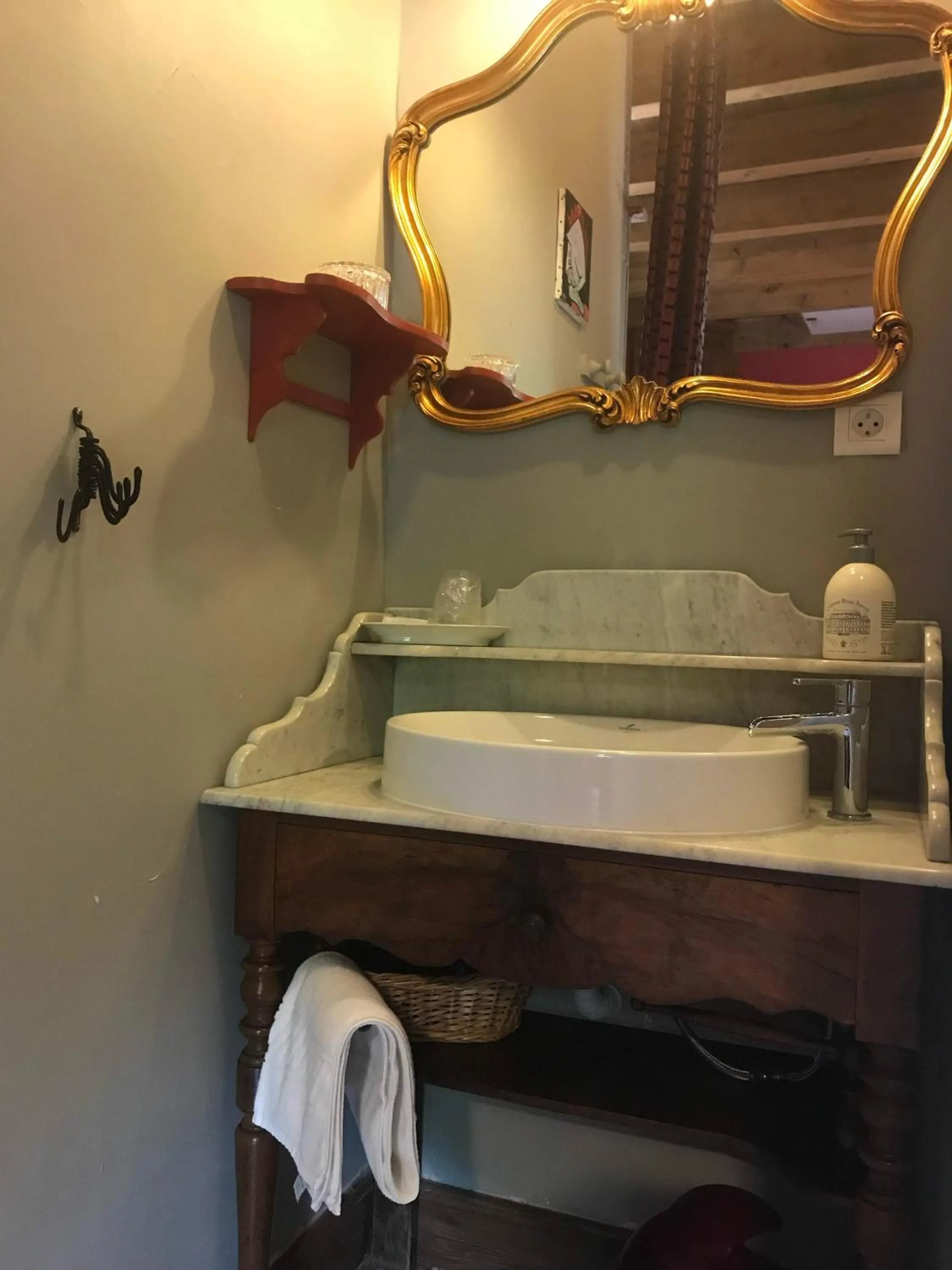 Bathroom in Logis Hôtel DOMAINE du MOULIN