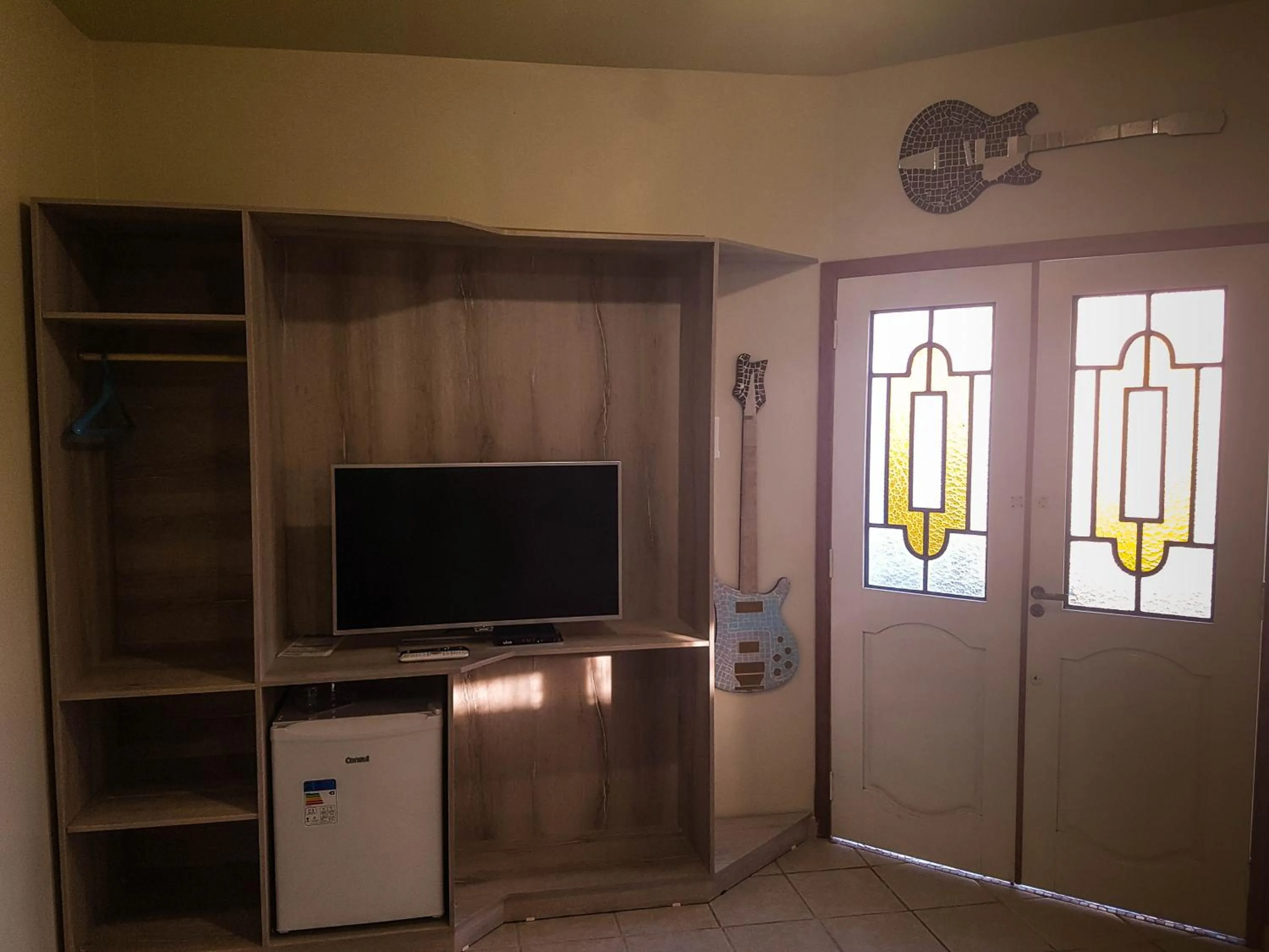 Communal lounge/ TV room in Suite Queen D'Arte