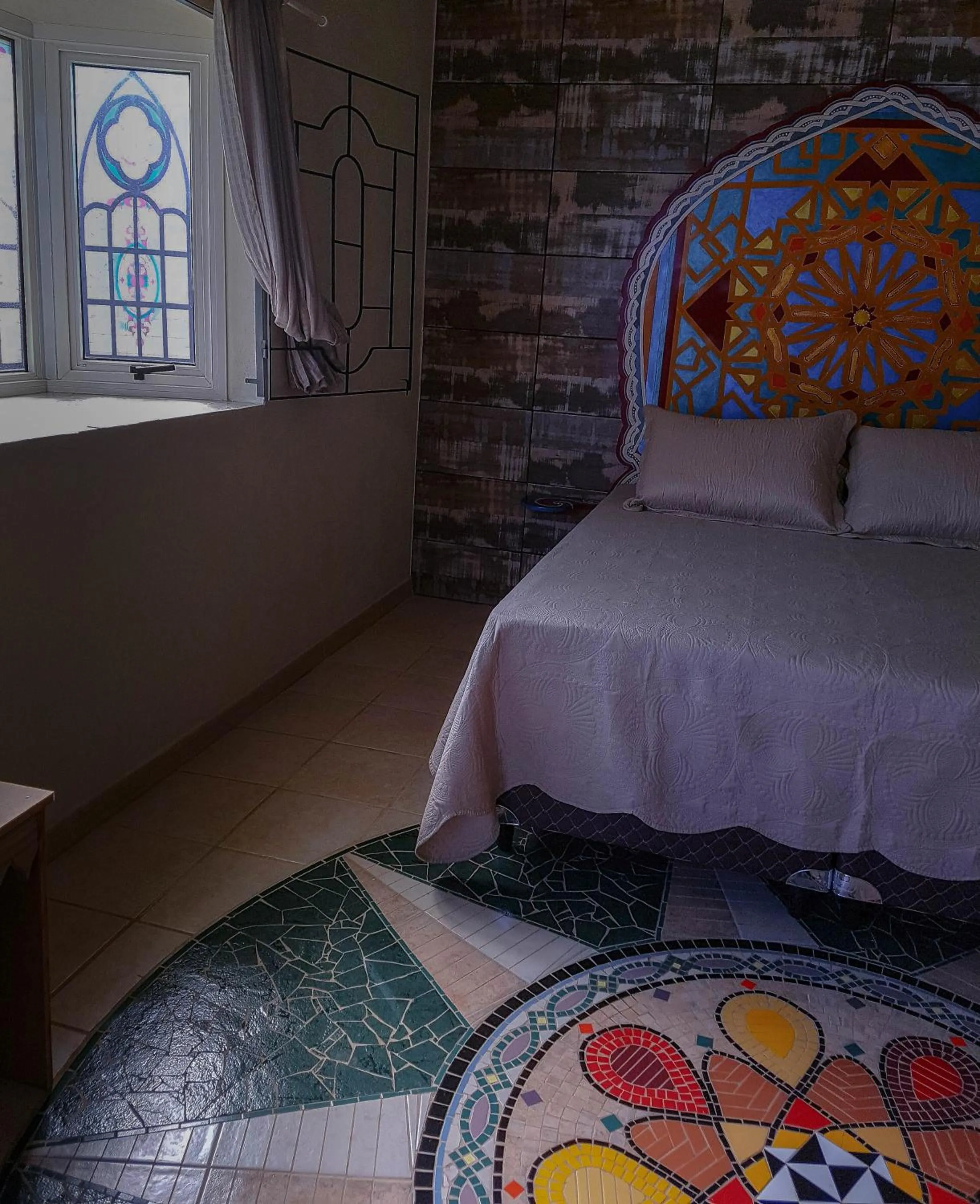 Decorative detail, Bed in Suite Queen D'Arte