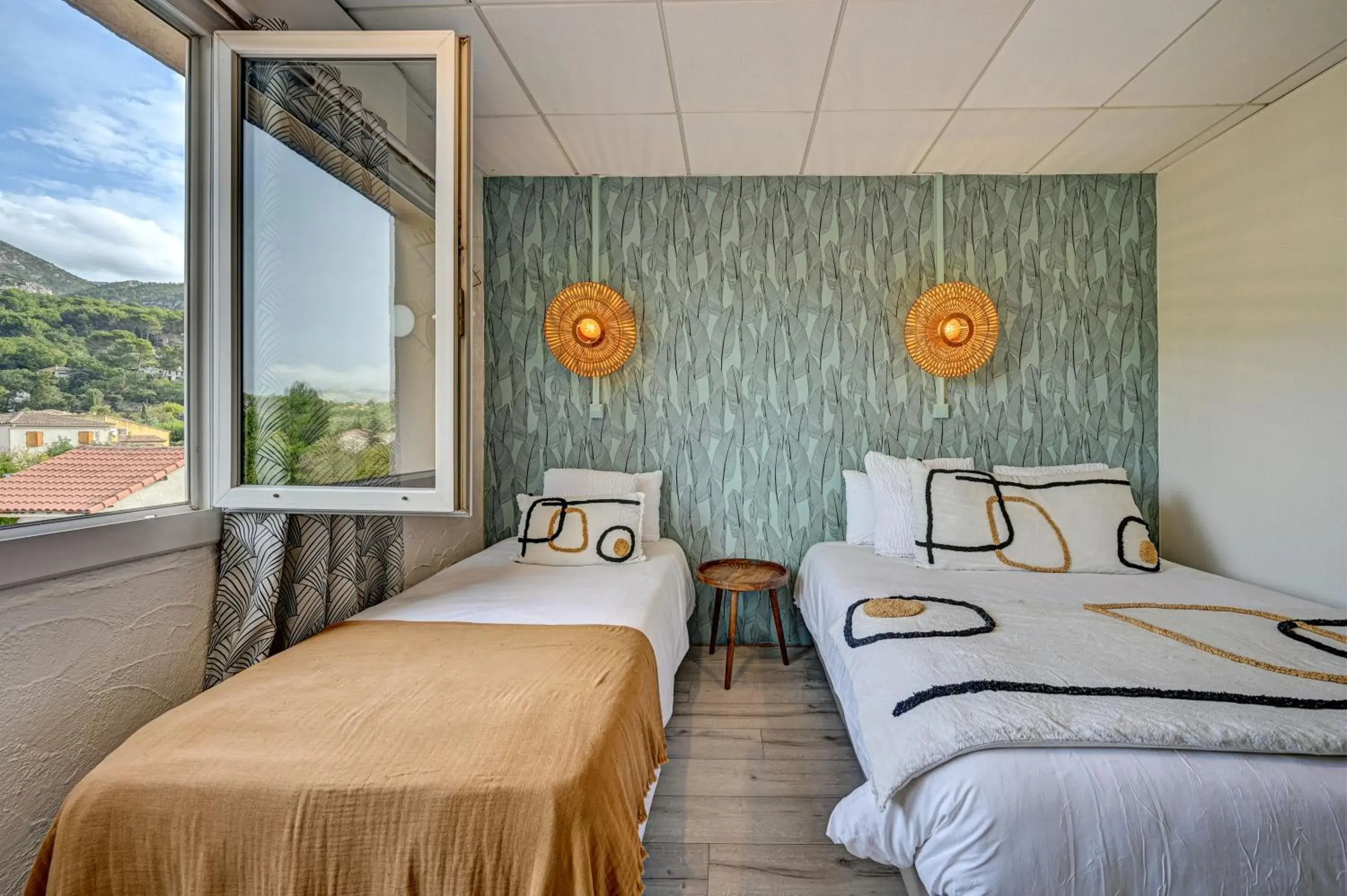 Photo of the whole room, Bed in Contact Hôtel Le Provence Photo of the whole room, Bed in Contact Hôtel Le Provence