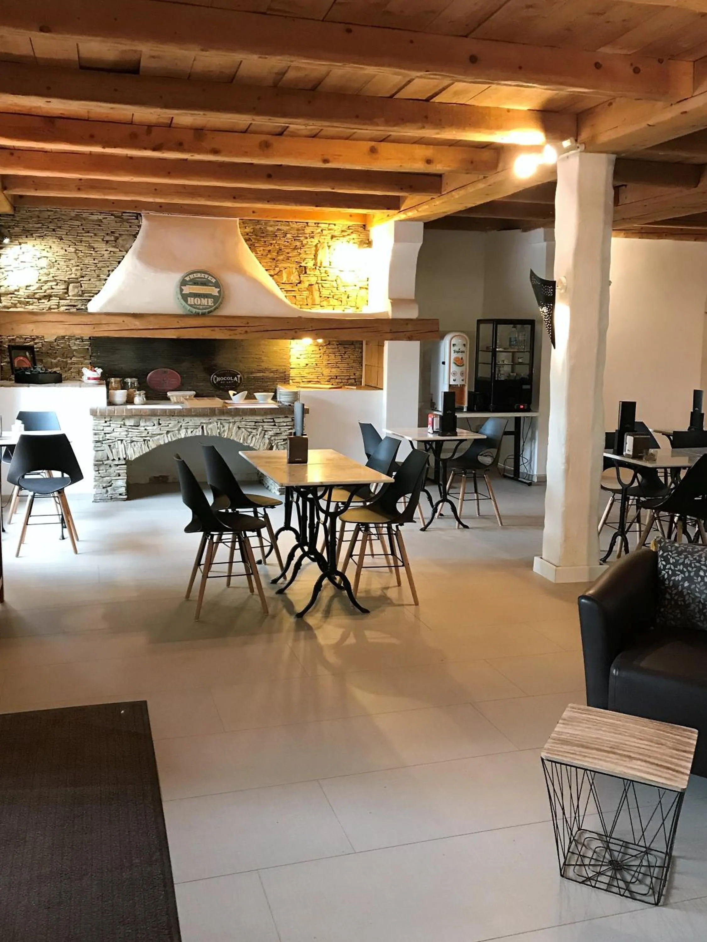 Dining area in Contact Hôtel Le Provence