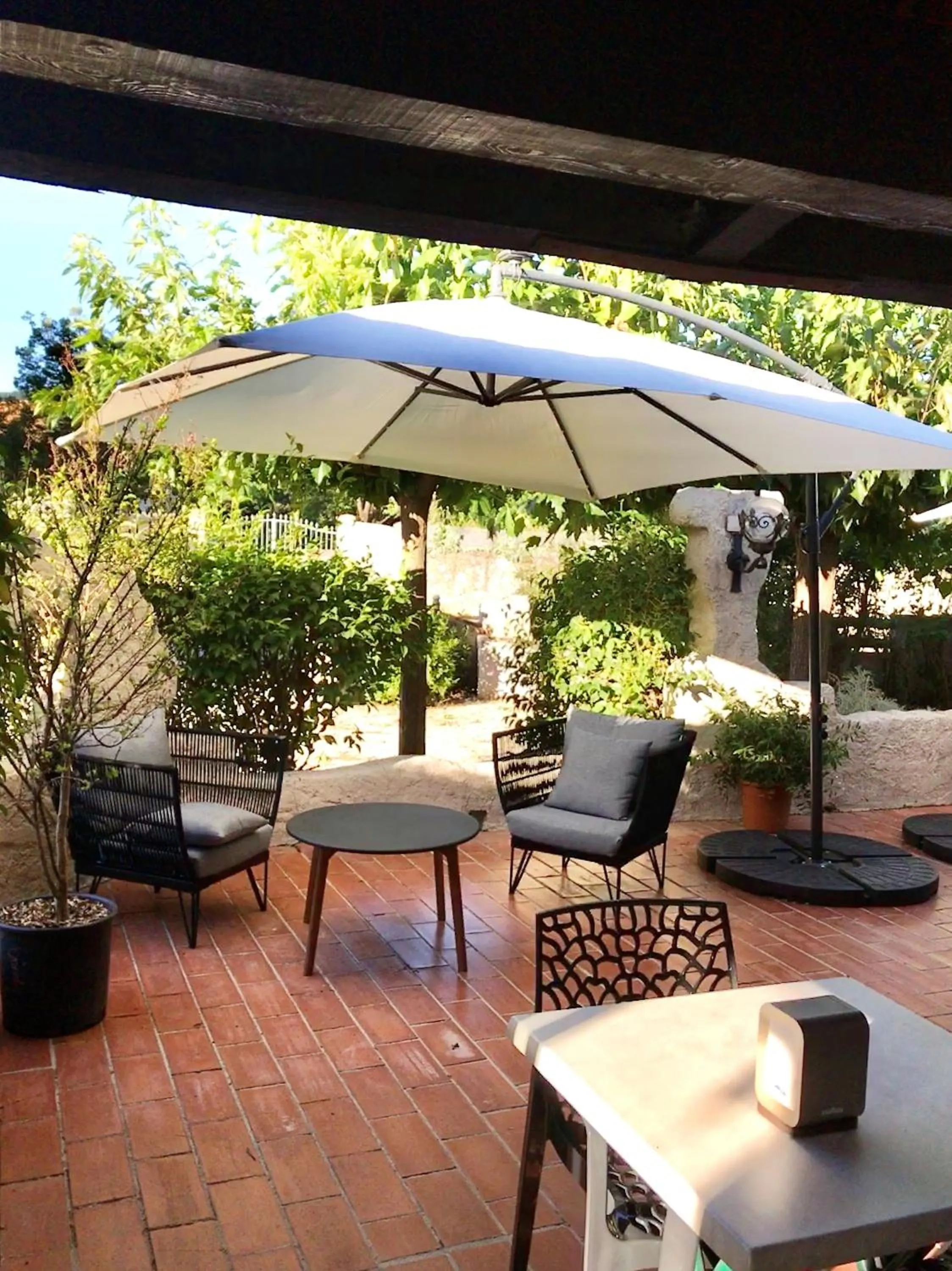 Patio in Contact Hôtel Le Provence