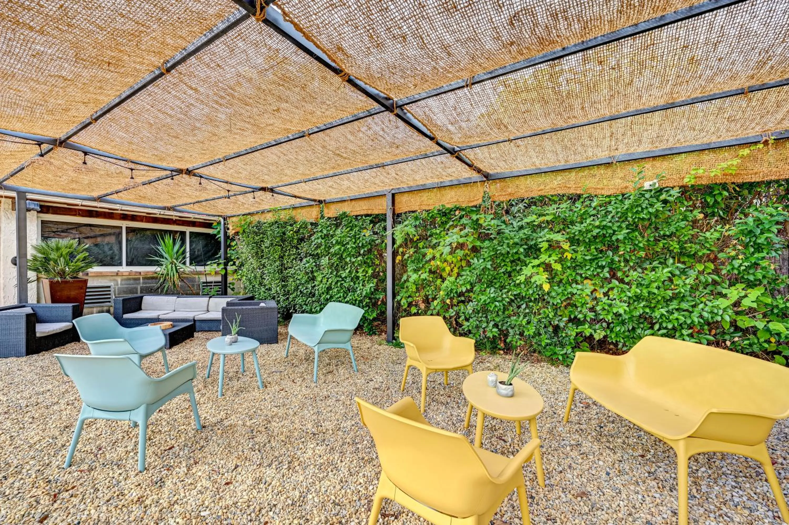 Patio in Contact Hôtel Le Provence