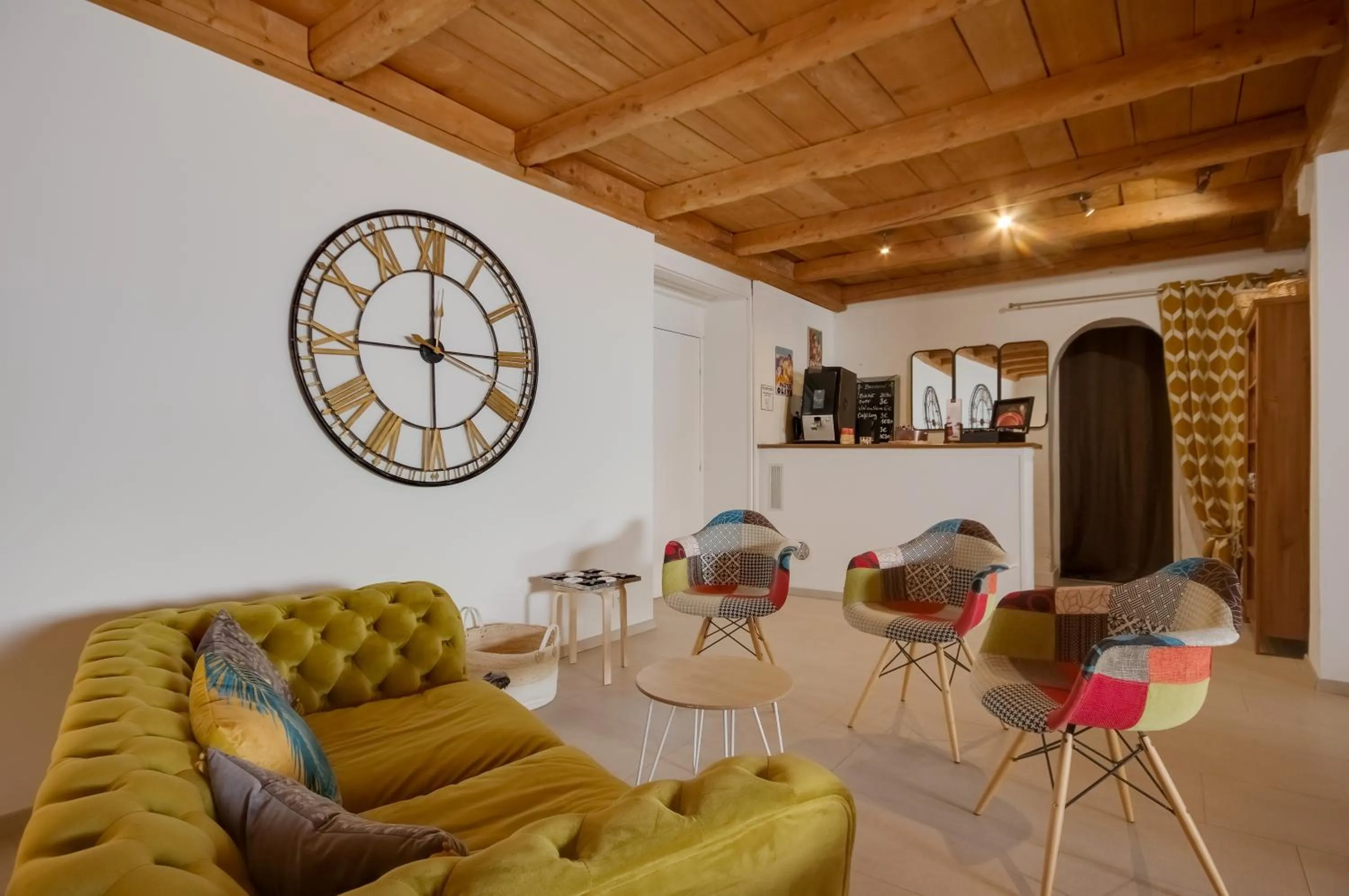 Seating area in Contact Hôtel Le Provence