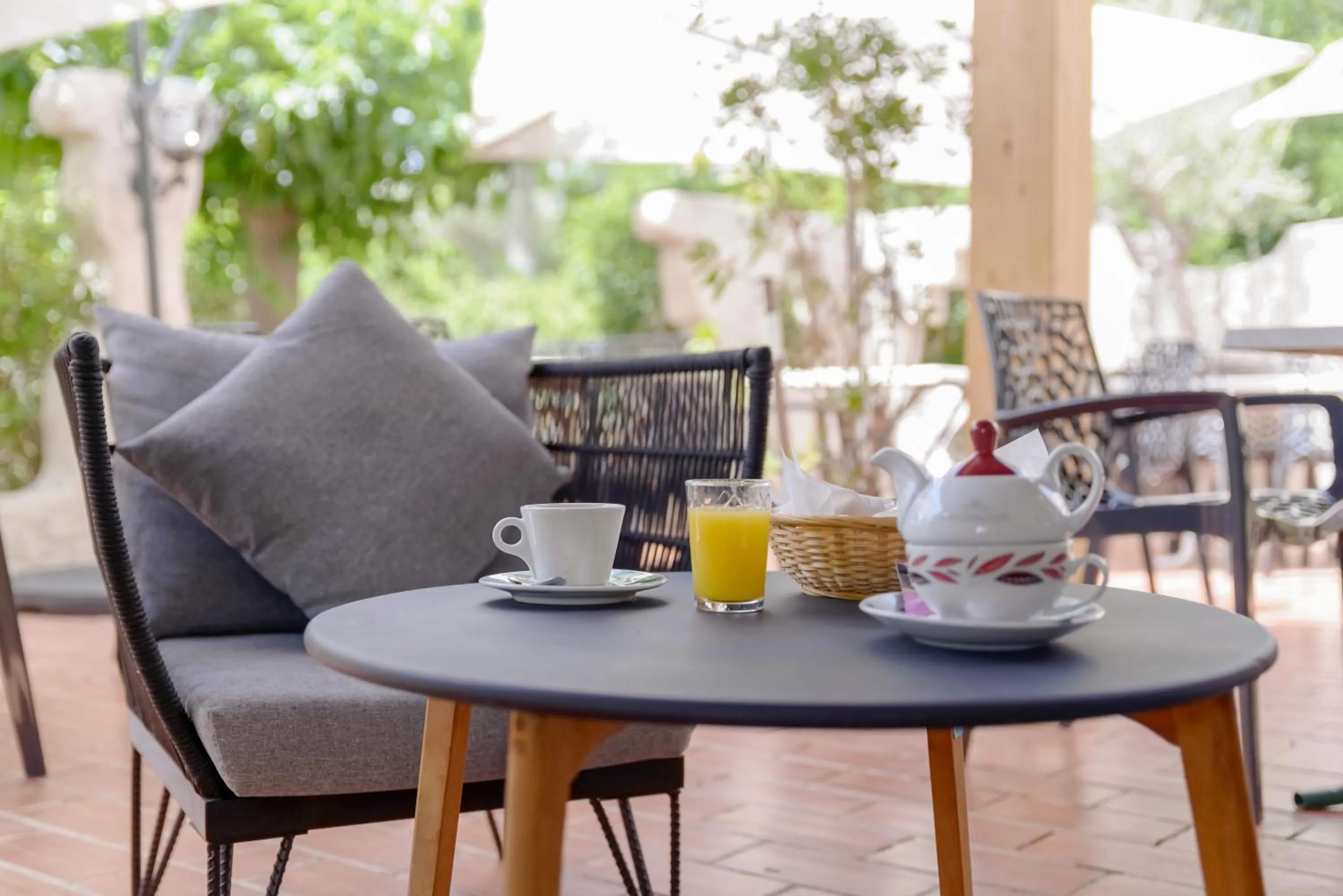 Patio in Contact Hôtel Le Provence