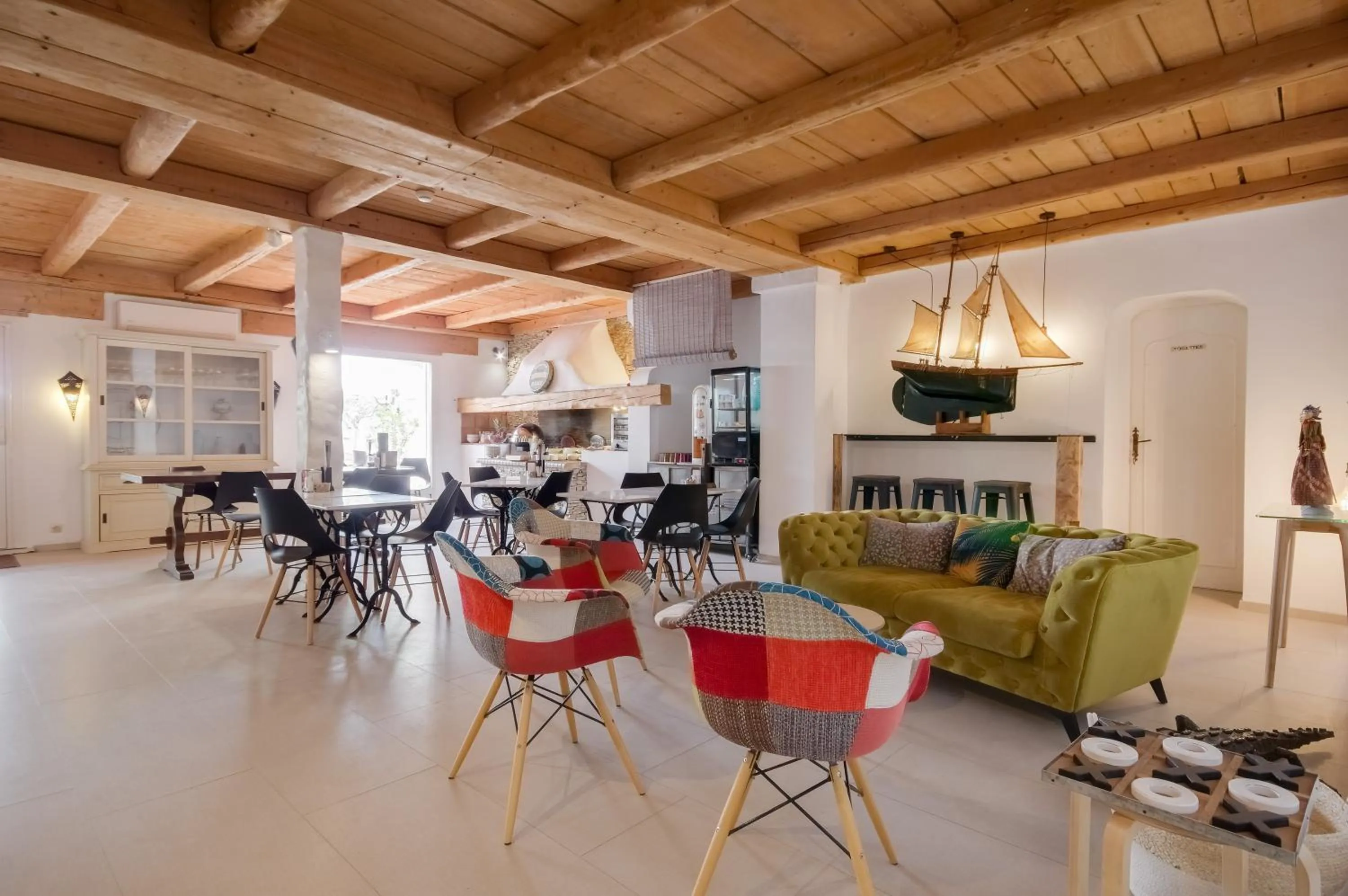 Seating area in Contact Hôtel Le Provence