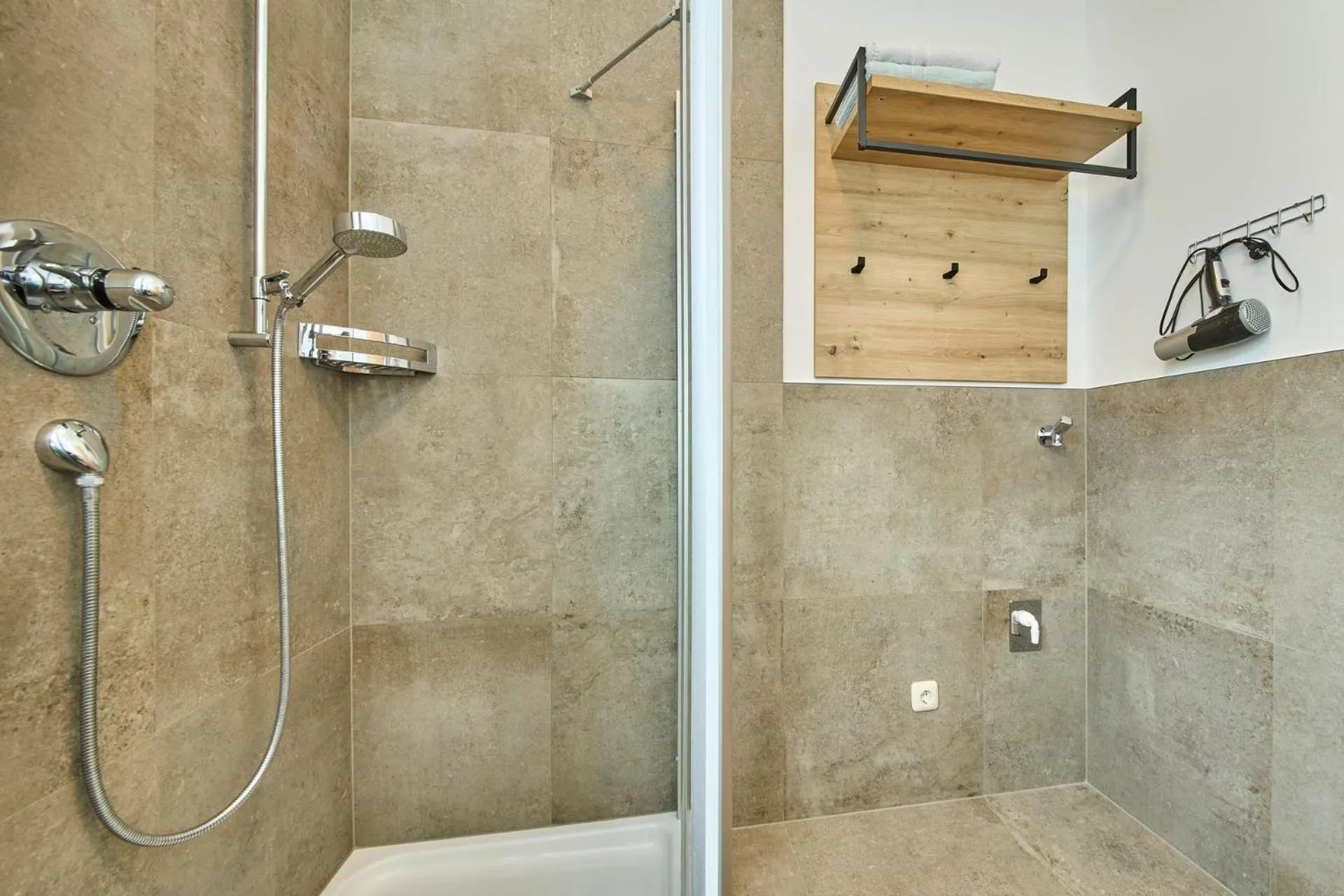 Shower in Hotel Garni Tirol