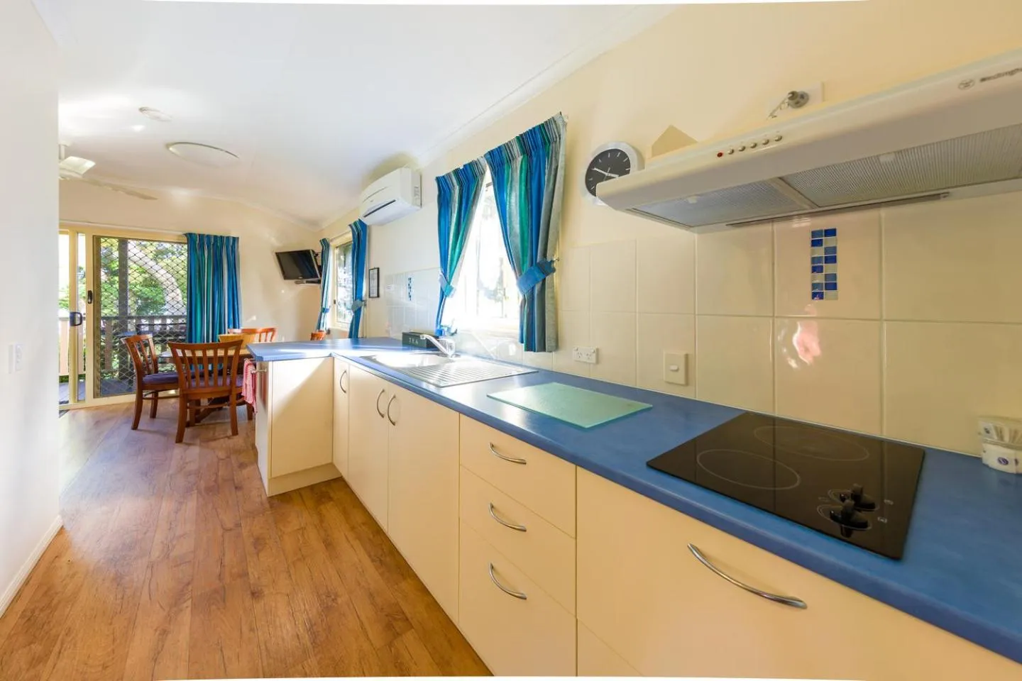 Kitchen or kitchenette in King Reef Resort