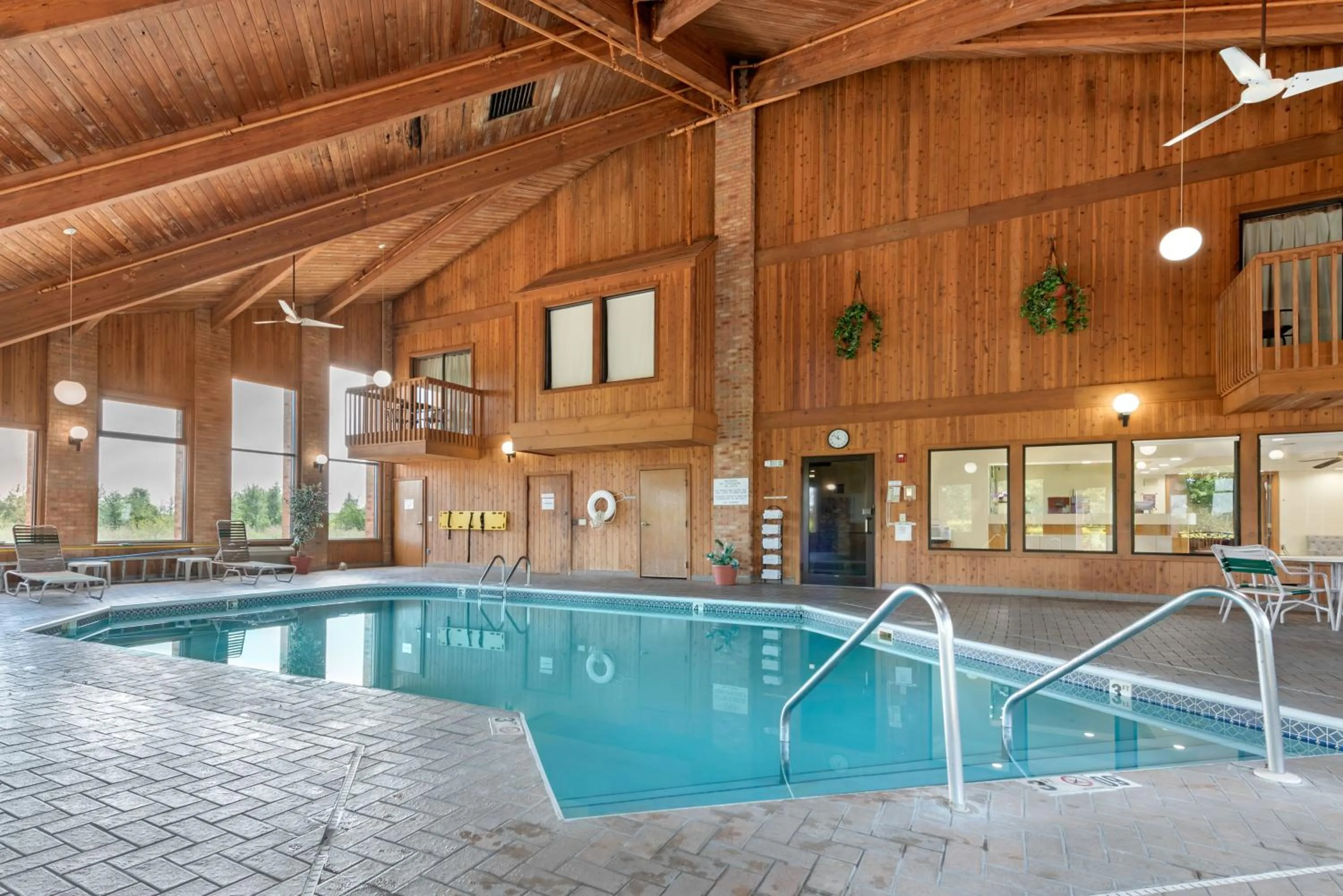 Swimming pool in Quality Inn Washington Court House