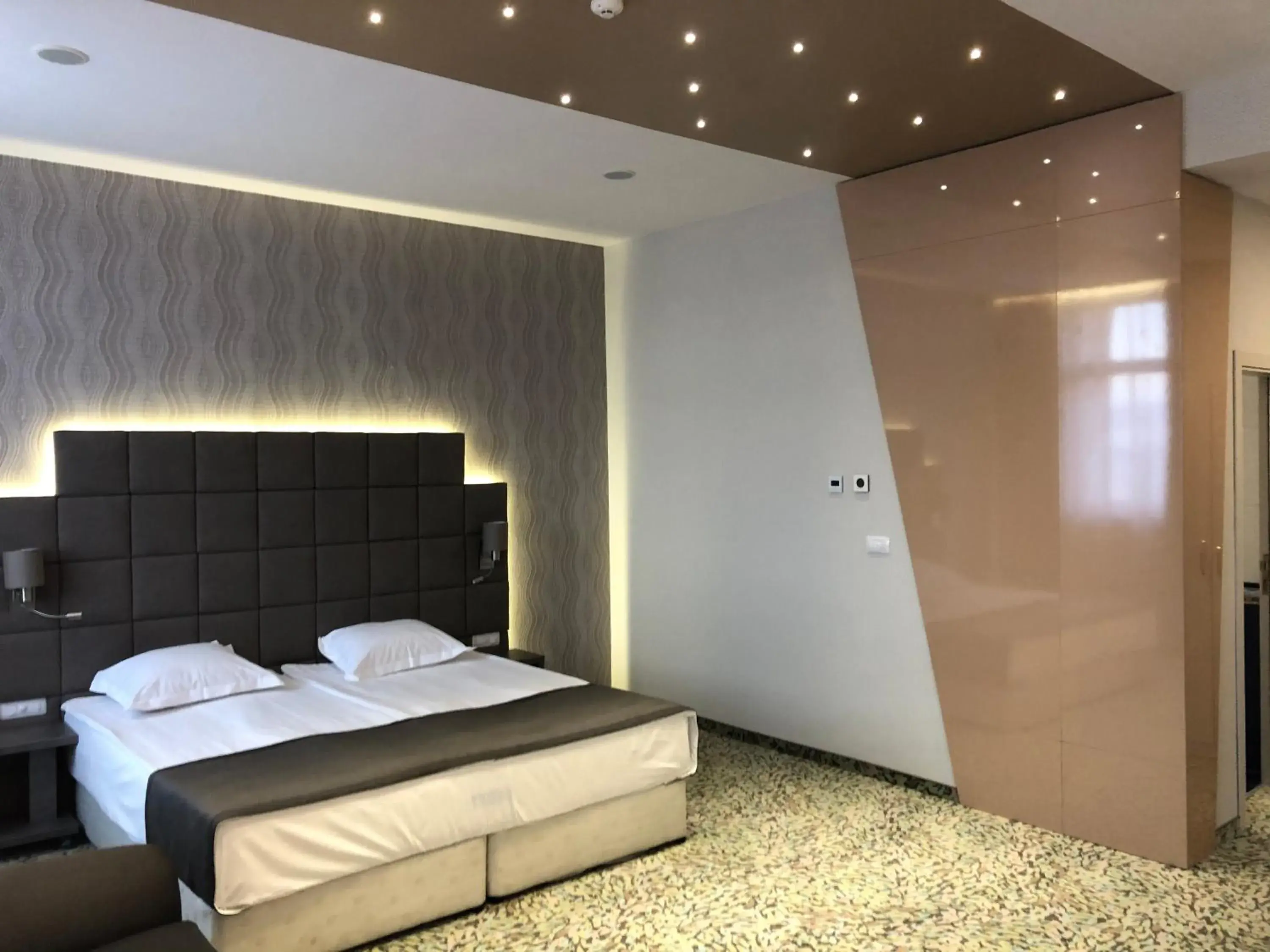 Communal lounge/ TV room, Bed in Aqua Hotel Communal lounge/ TV room, Bed in Aqua Hotel