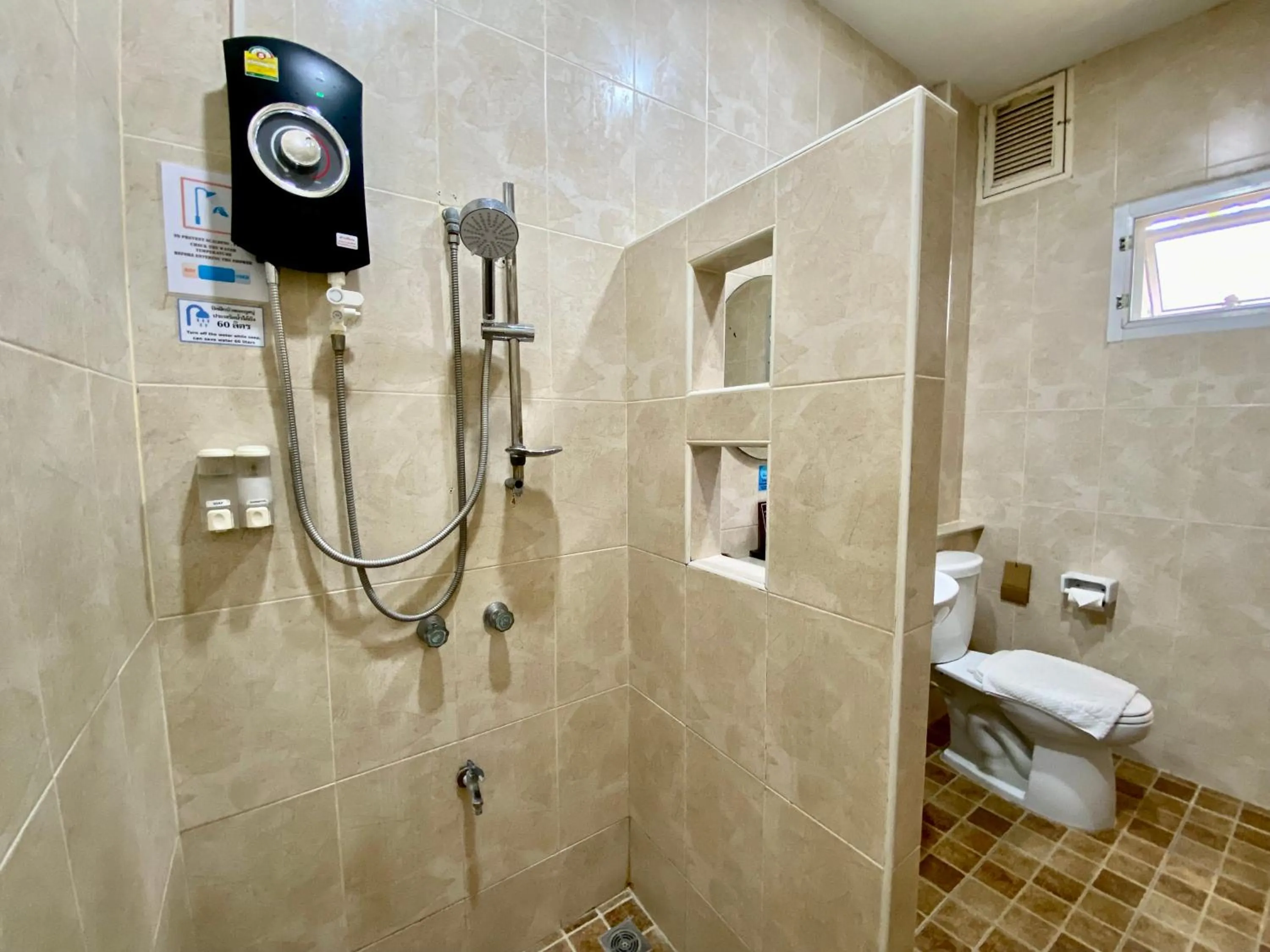 Bathroom in Maikaew Damnoen Resort