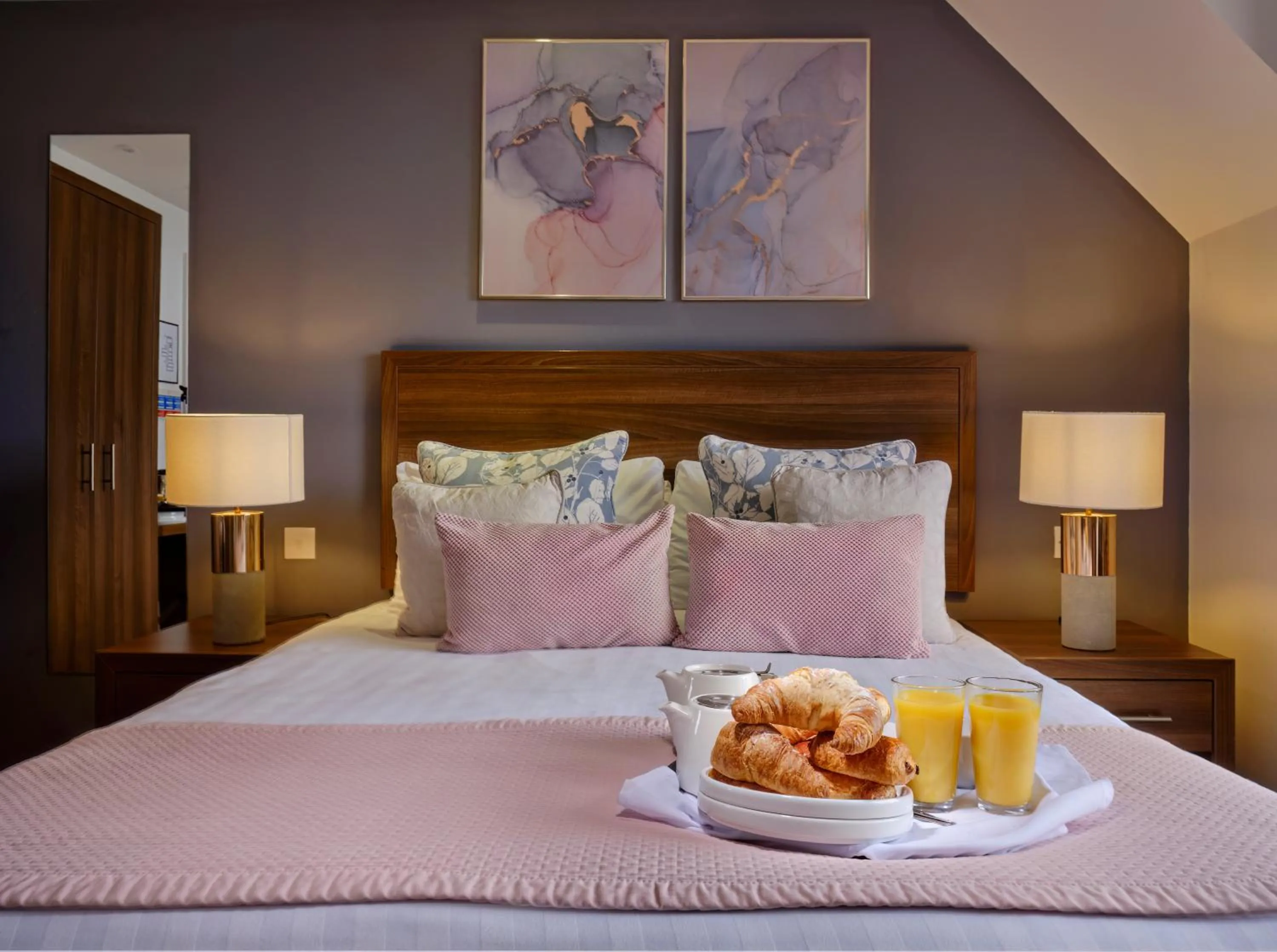 Balcony/Terrace, Bed in Sandy Cove Hotel