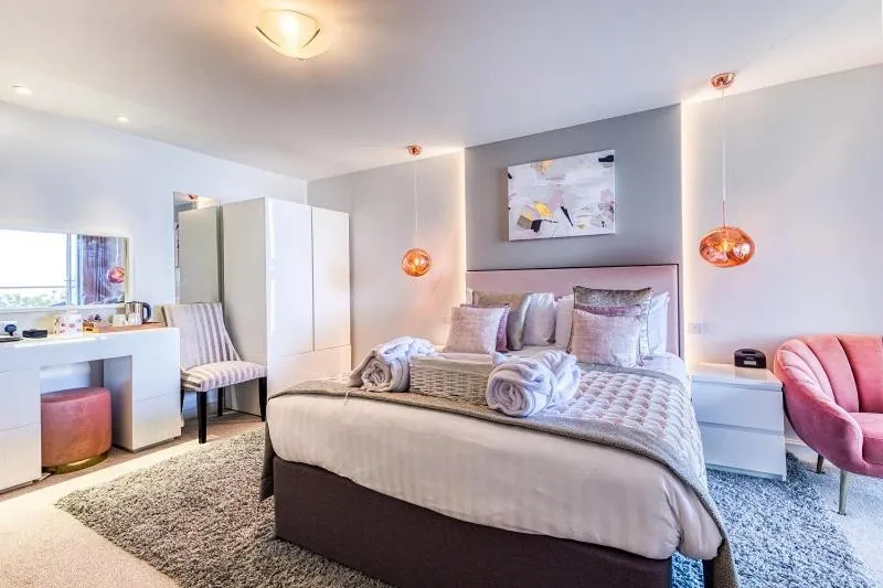 Bedroom, Bed in Sandy Cove Hotel