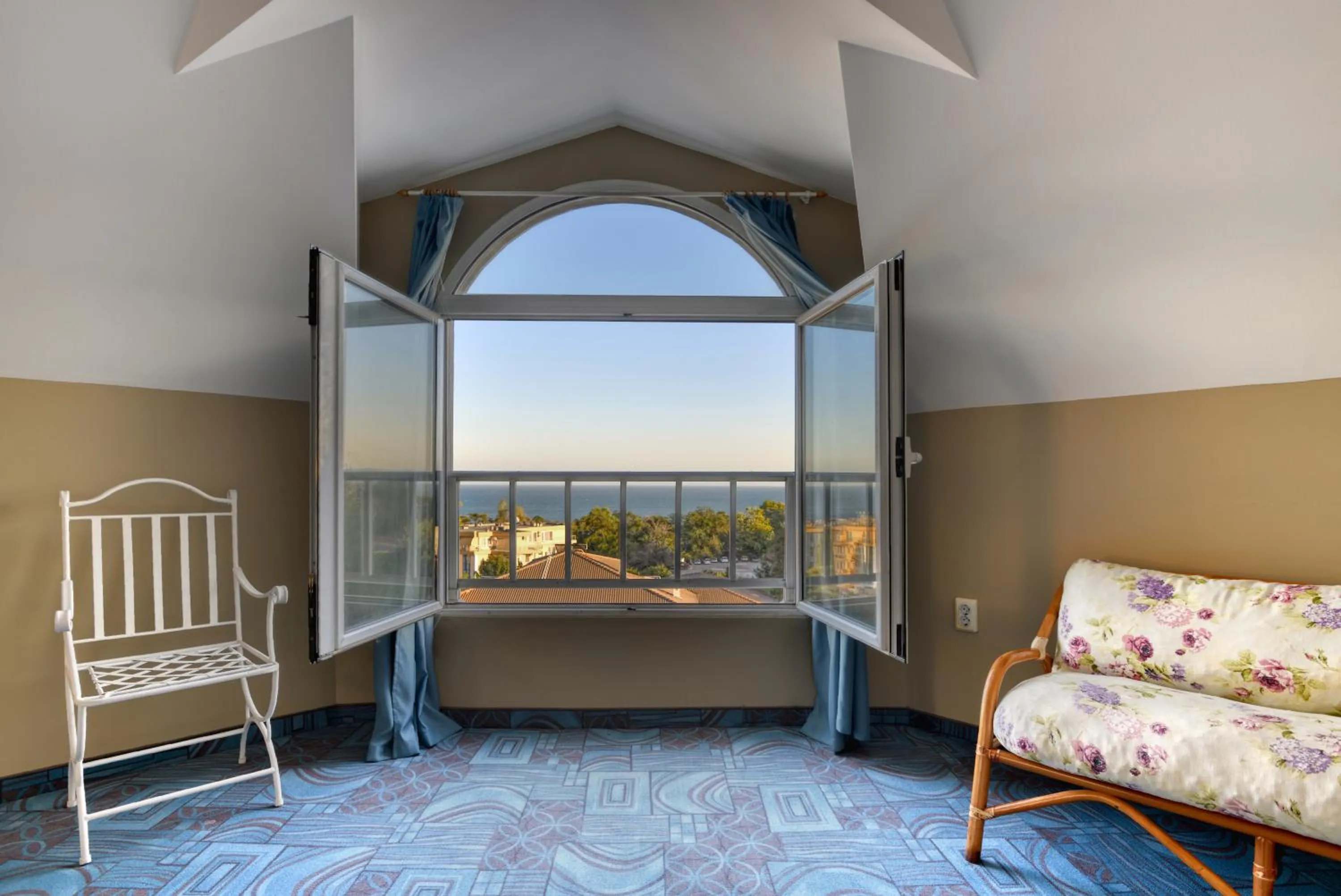 Alekta Hotel - Free Parking