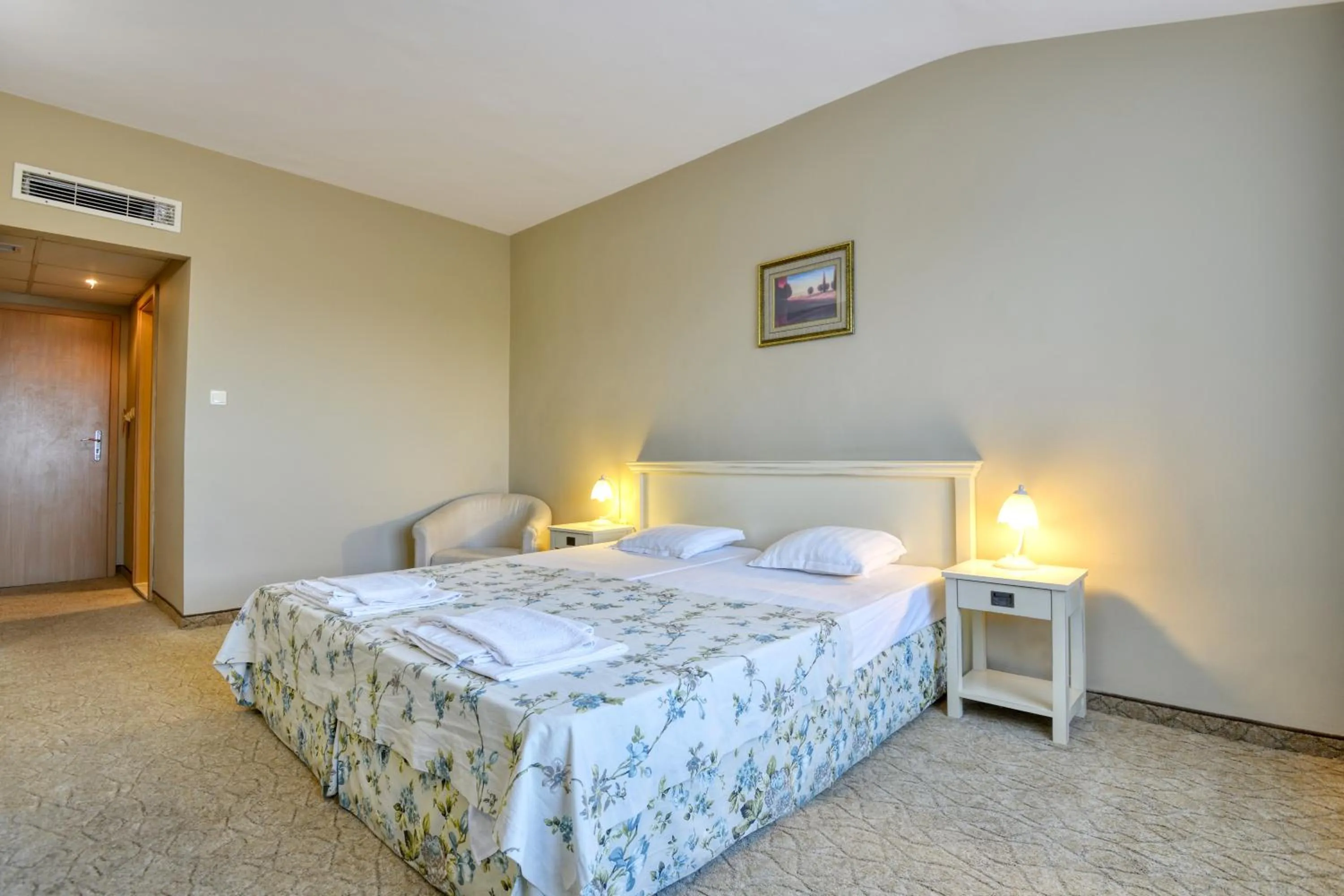 Bed in Alekta Hotel - Free Parking