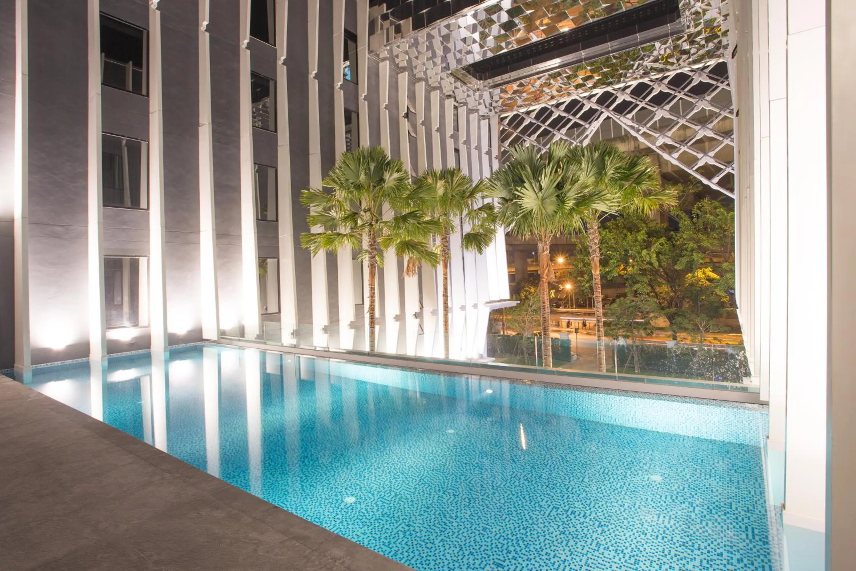 Swimming pool in Bangkok Midtown Hotel