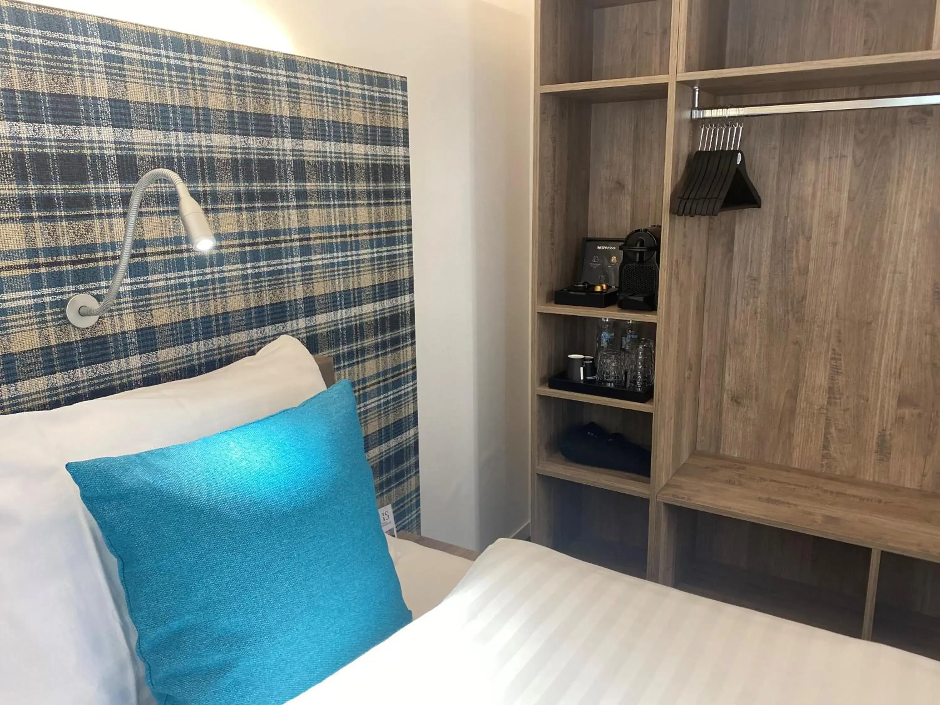 Coffee/tea facilities, Bed in Hotel Schweizerhof Coffee/tea facilities, Bed in Hotel Schweizerhof