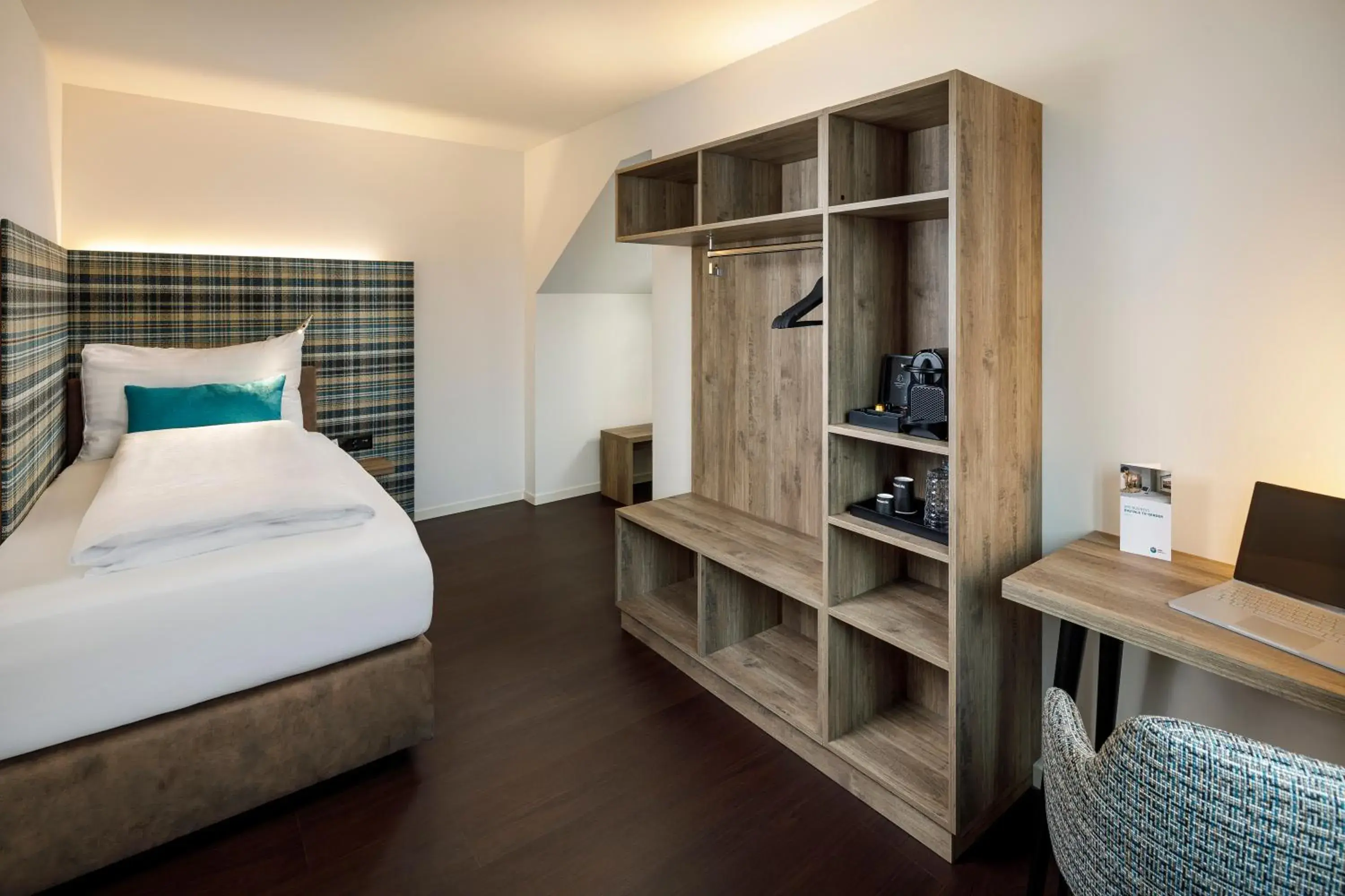 Coffee/tea facilities, Bed in Hotel Schweizerhof Coffee/tea facilities, Bed in Hotel Schweizerhof