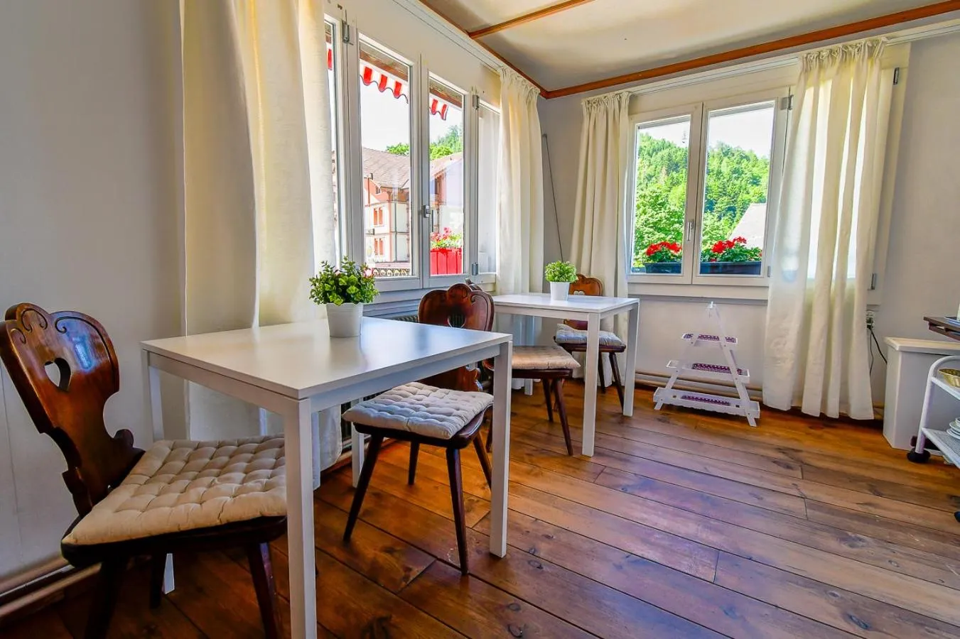 Communal lounge/ TV room in Hotel Tell and Apartments