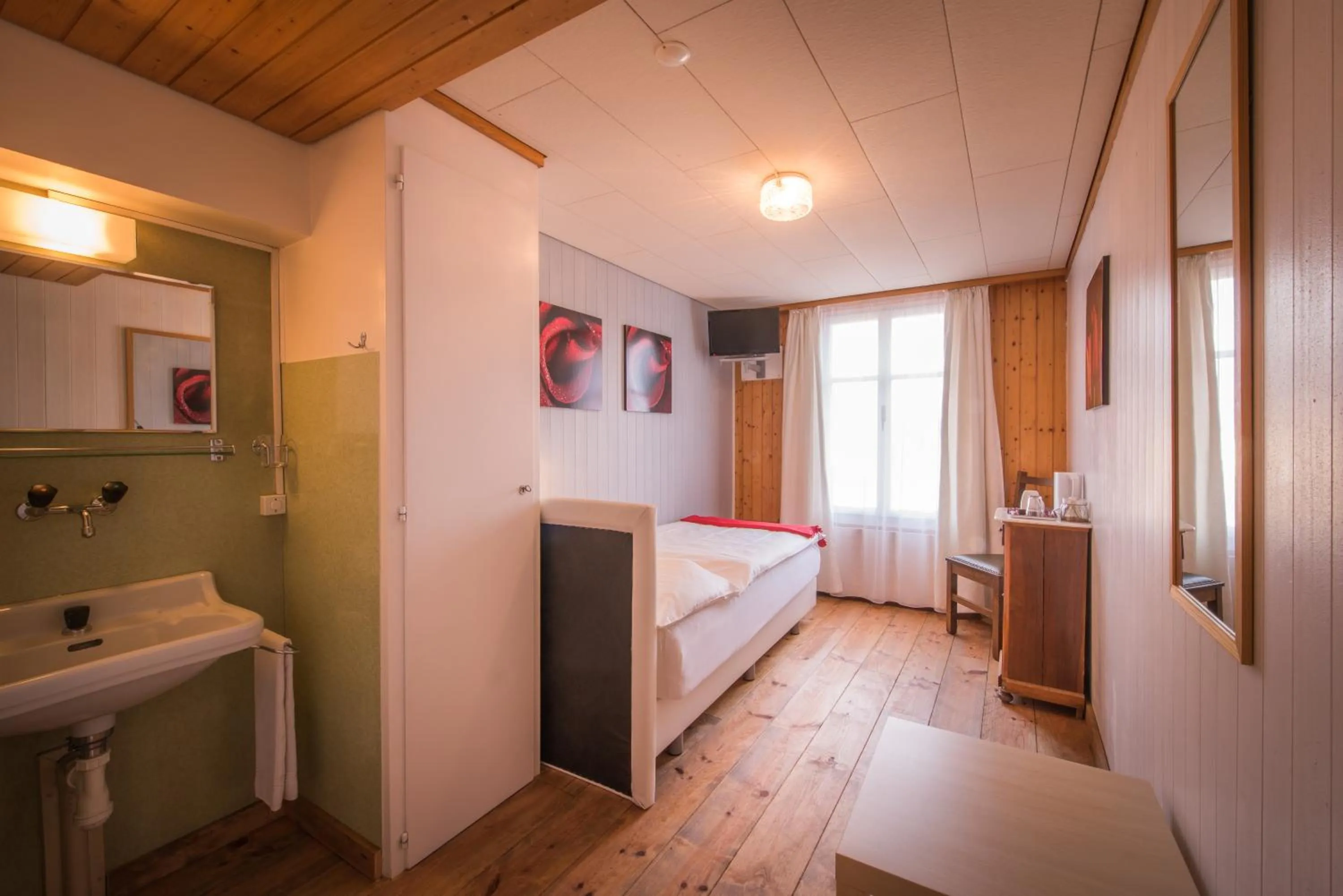 Day, Bed in Hotel Tell and Apartments