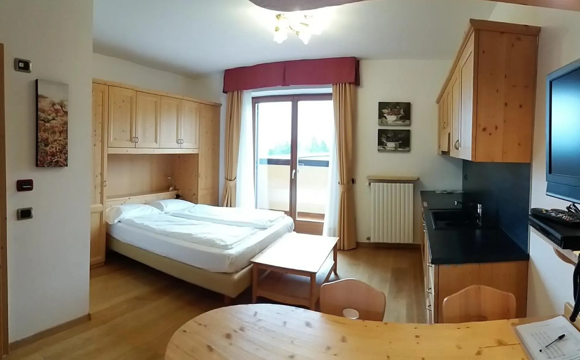 Photo of the whole room, Bed in Residence Panorama