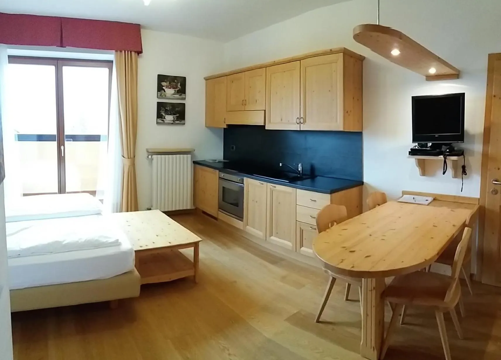 Photo of the whole room, Bed in Residence Panorama