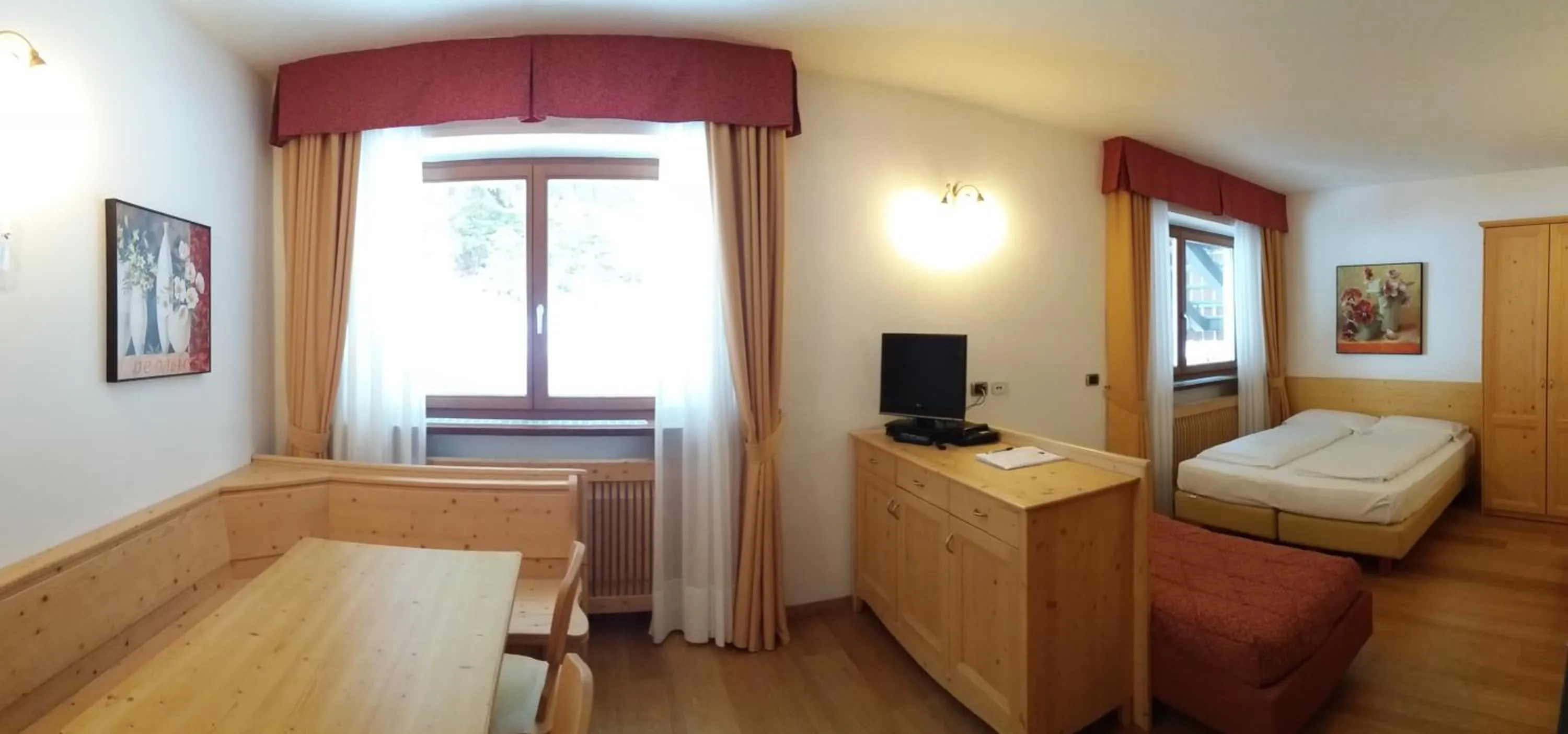 Photo of the whole room, Bed in Residence Panorama