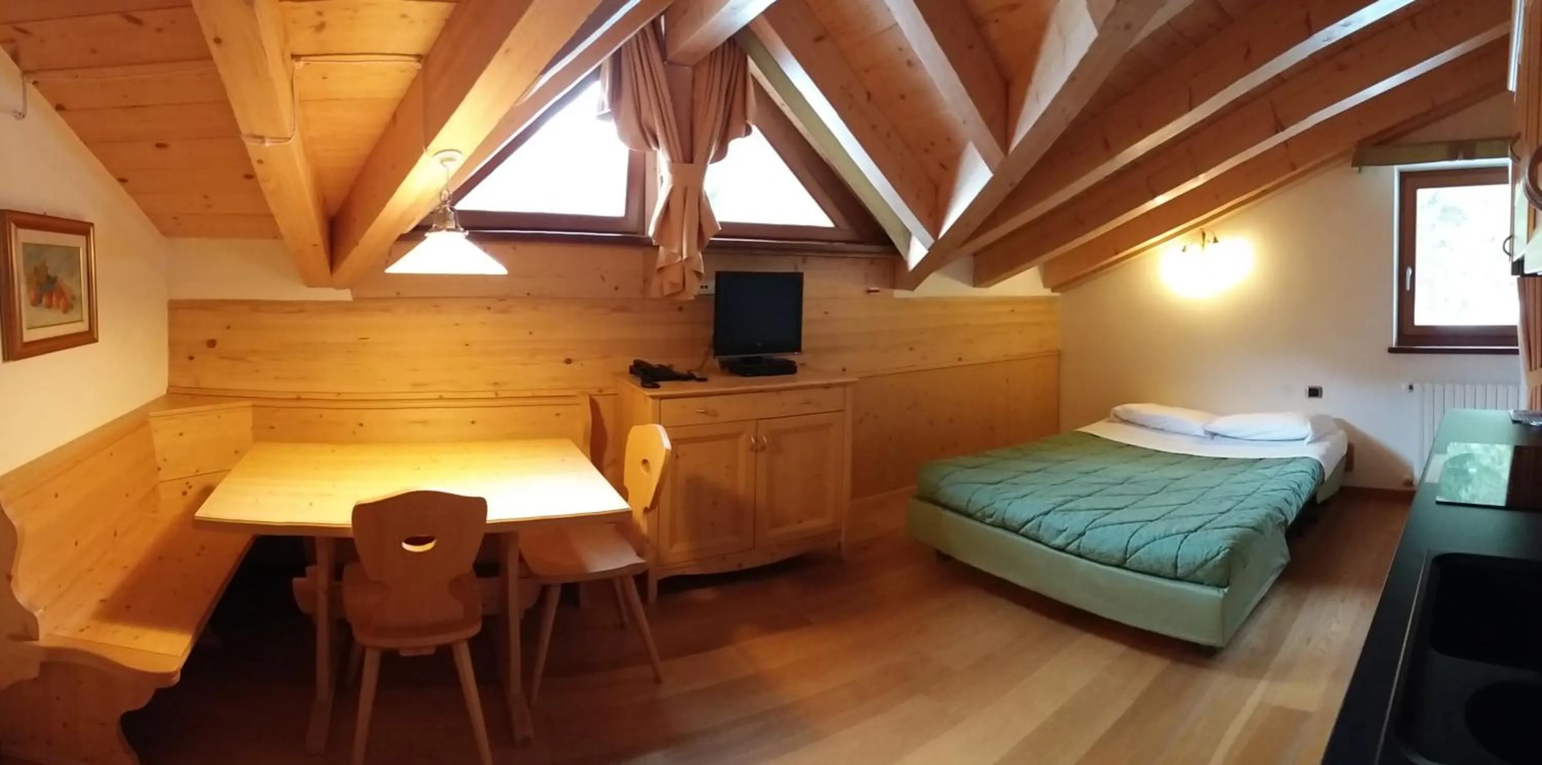 Photo of the whole room, Bed in Residence Panorama