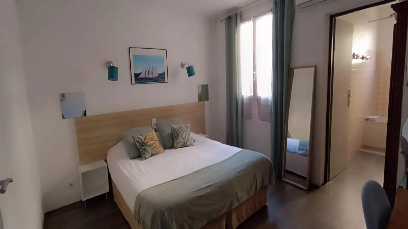 Queen Room with Garden View in Hôtel La Petite Bohème
