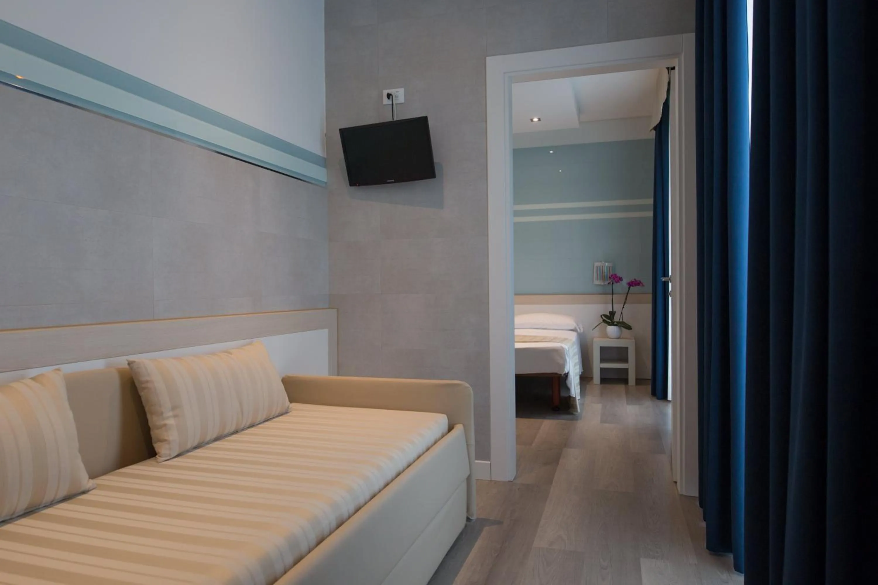 Seating area, Bed in Hotel Colombo